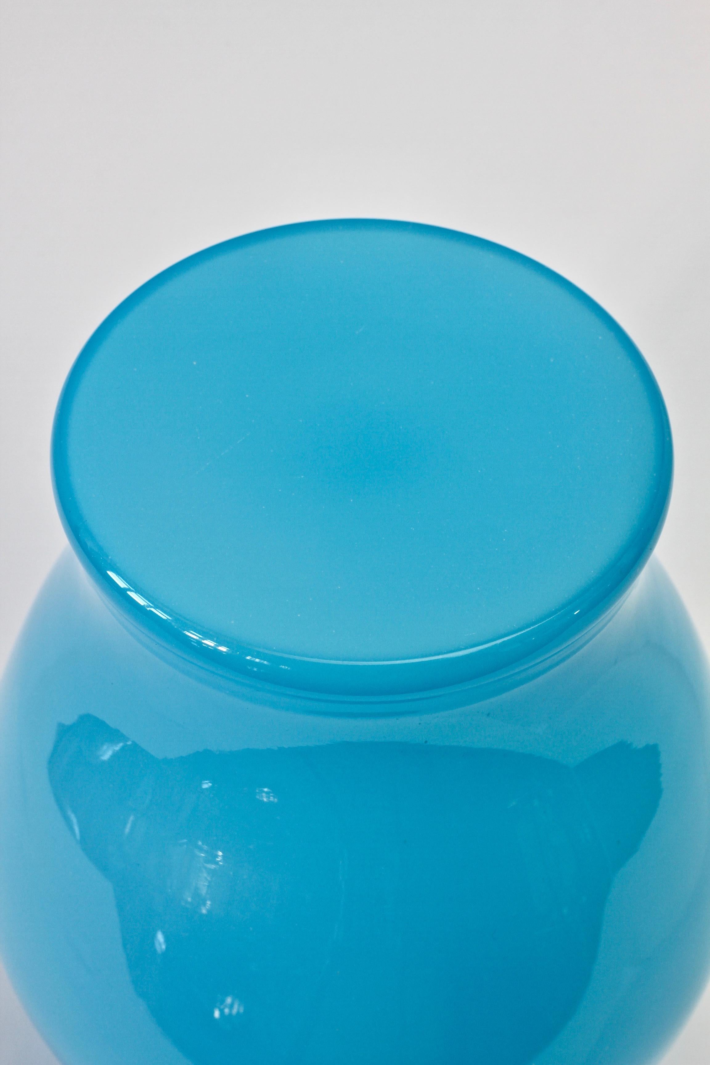 Große Cenedese Vintage Mitte des Jahrhunderts Opaline Blau Italienisch Runde Murano-Glas-Vase im Angebot 7