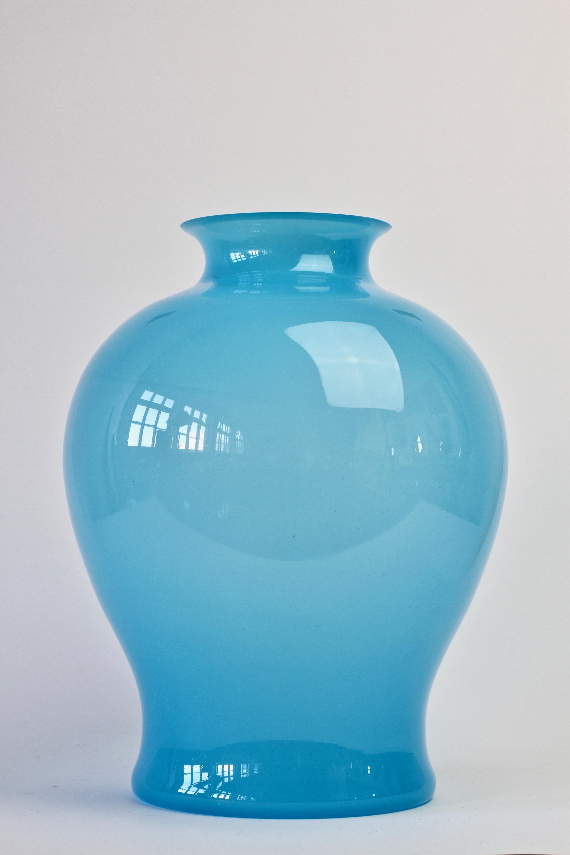 Grand vase rond italien Cenedese du milieu du siècle dernier en verre de Murano bleu opalin Excellent état - En vente à Landau an der Isar, Bayern