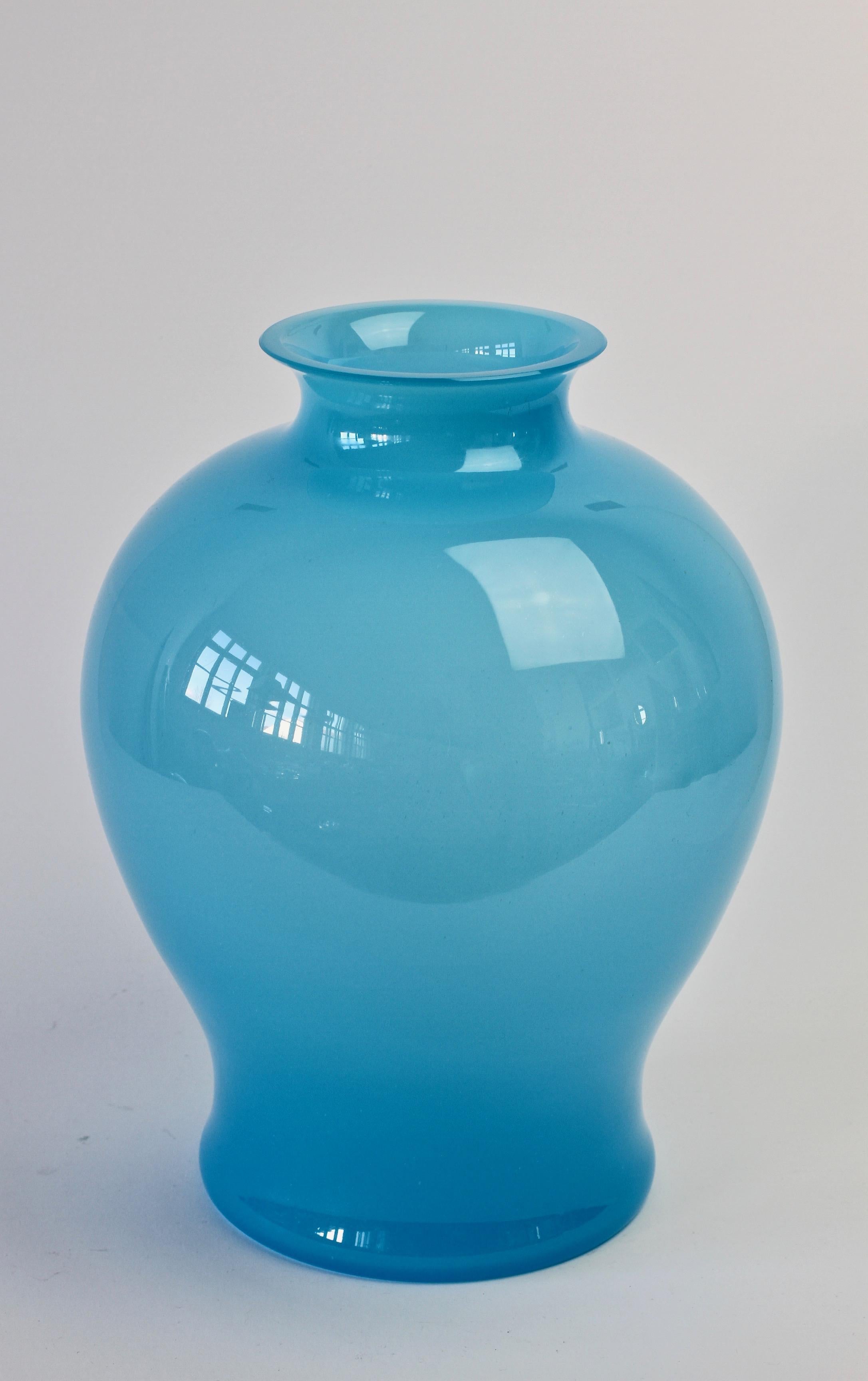 20ième siècle Grand vase rond italien Cenedese du milieu du siècle dernier en verre de Murano bleu opalin en vente