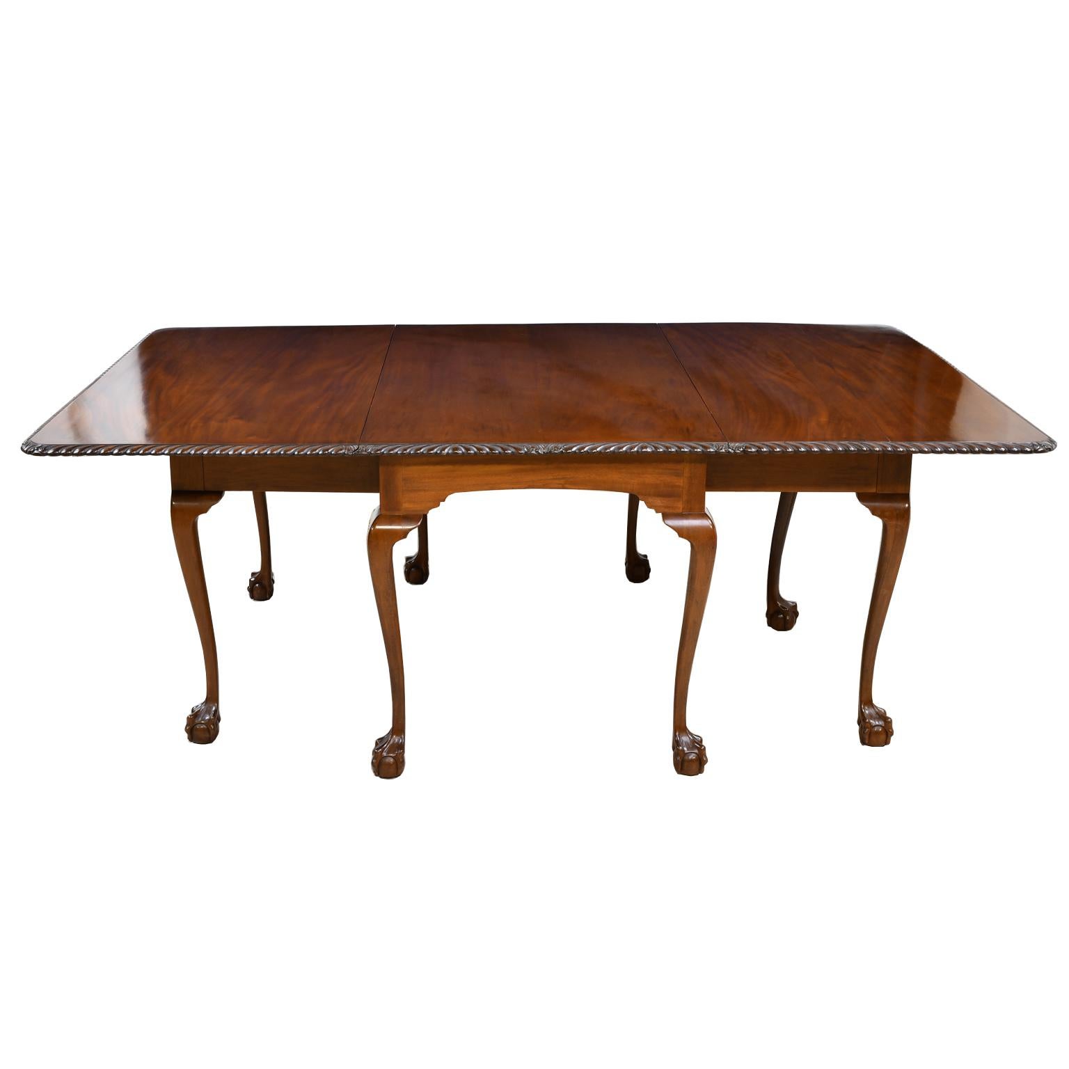 Mahogany Large Centennial Queen Anne-Style Drop-Leaf Dining Table Philadelphia circa 1880 For Sale