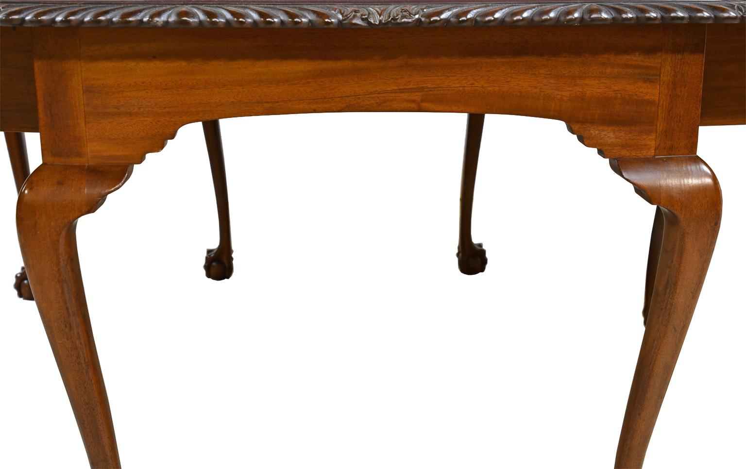 Large Centennial Queen Anne-Style Drop-Leaf Dining Table Philadelphia circa 1880 For Sale 3