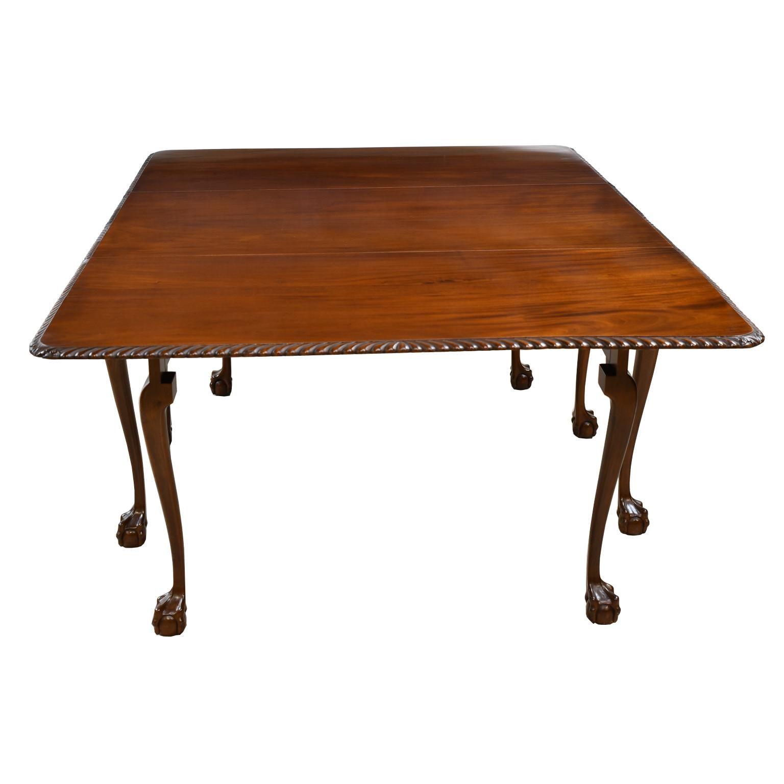 Large Centennial Queen Anne-Style Drop-Leaf Dining Table Philadelphia circa 1880 In Good Condition For Sale In Miami, FL