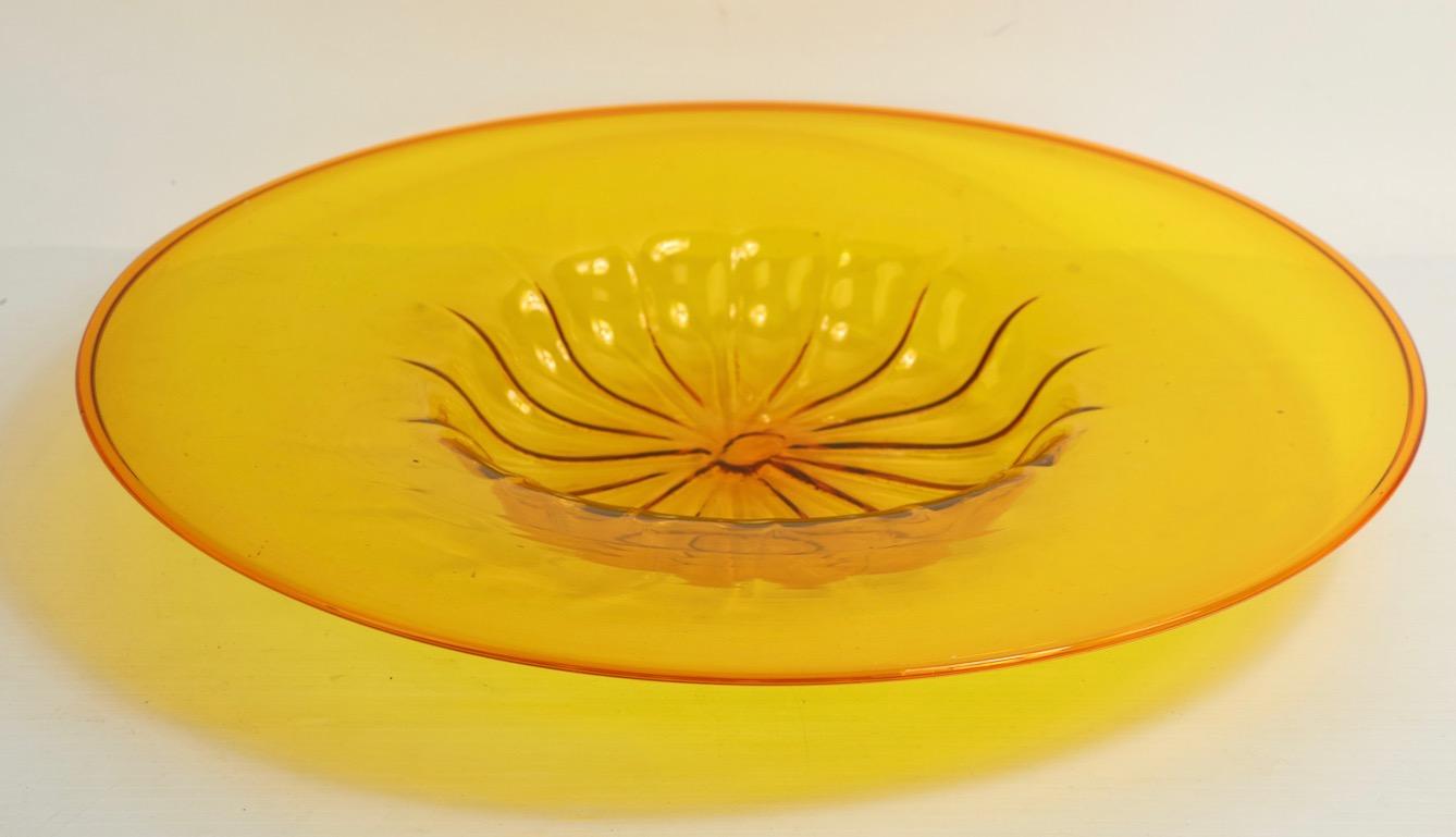 Stunning Murano art glass bowl executed by Vittorio Zecchin for Venini. This example is in perfect condition, free of damage, unsigned.