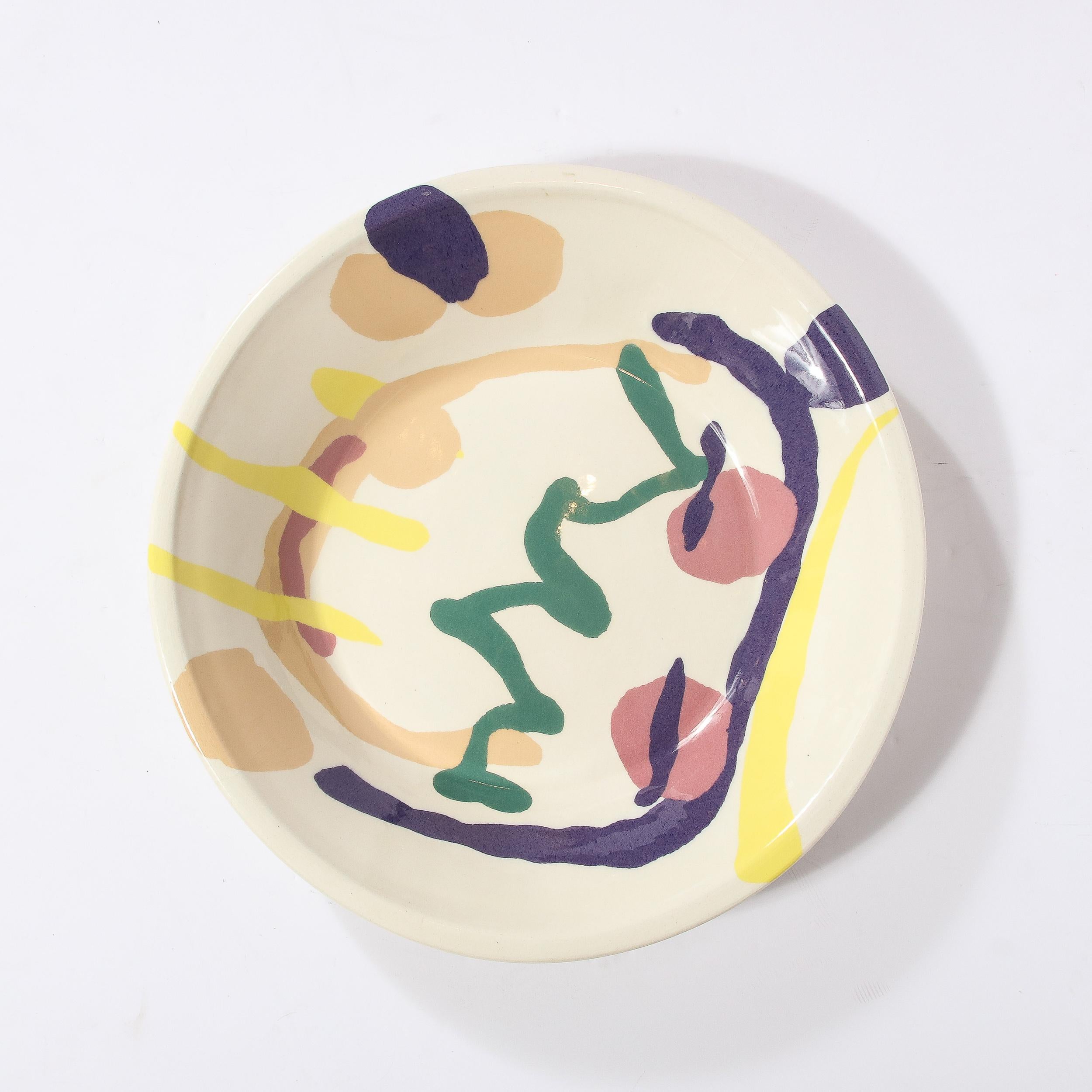 Ce magnifique bol de service en céramique moderniste de grande taille a été réalisé par l'artiste renommé Jurg Lanrein en Suisse au cours de la seconde moitié du XXe siècle. Il présente une forme circulaire austère sur un fond crème magnifiquement