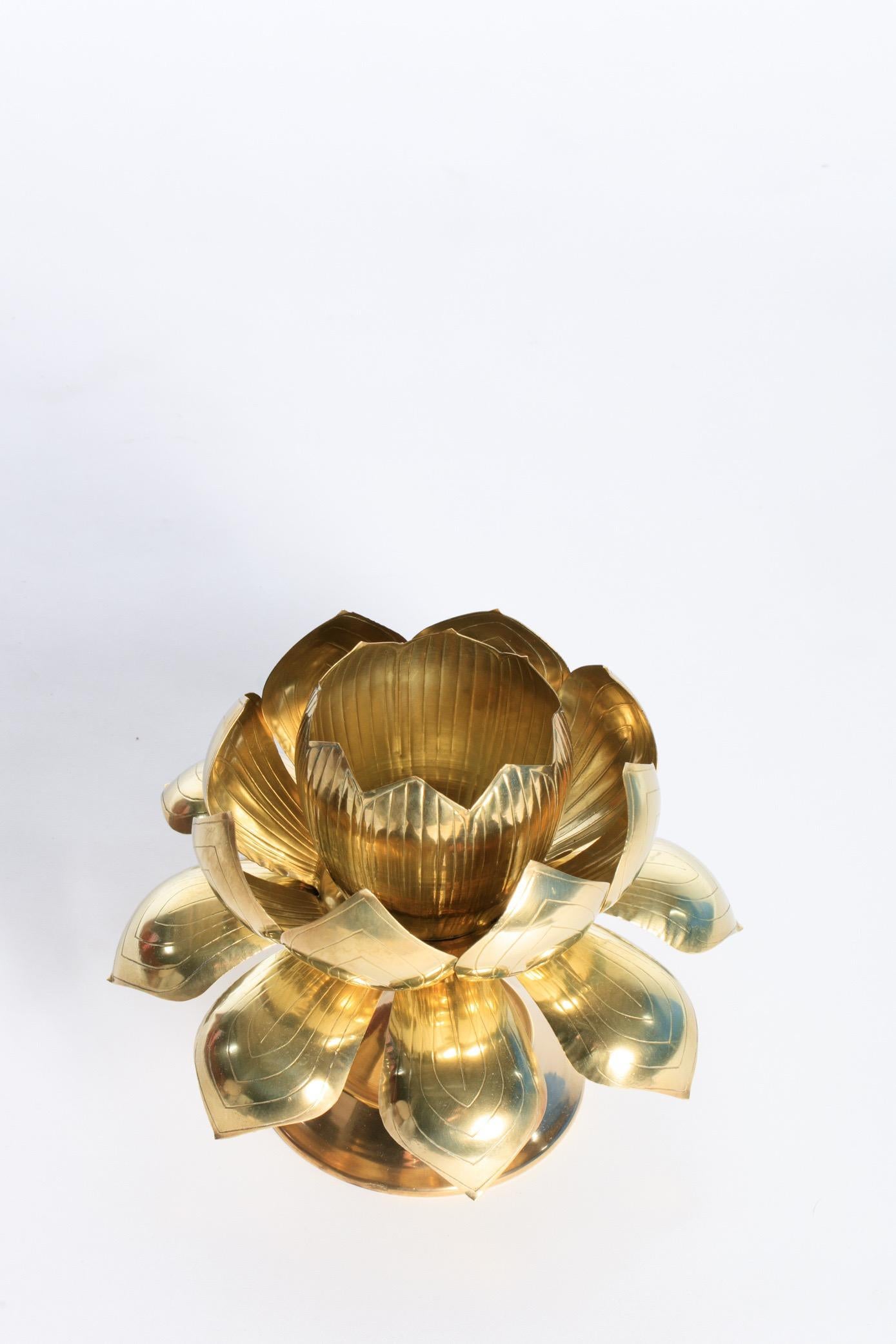 Parzinger Stil großer Messing Tafelaufsatz Lotus Kerzenhalter von Feldman Lighting im Angebot 4