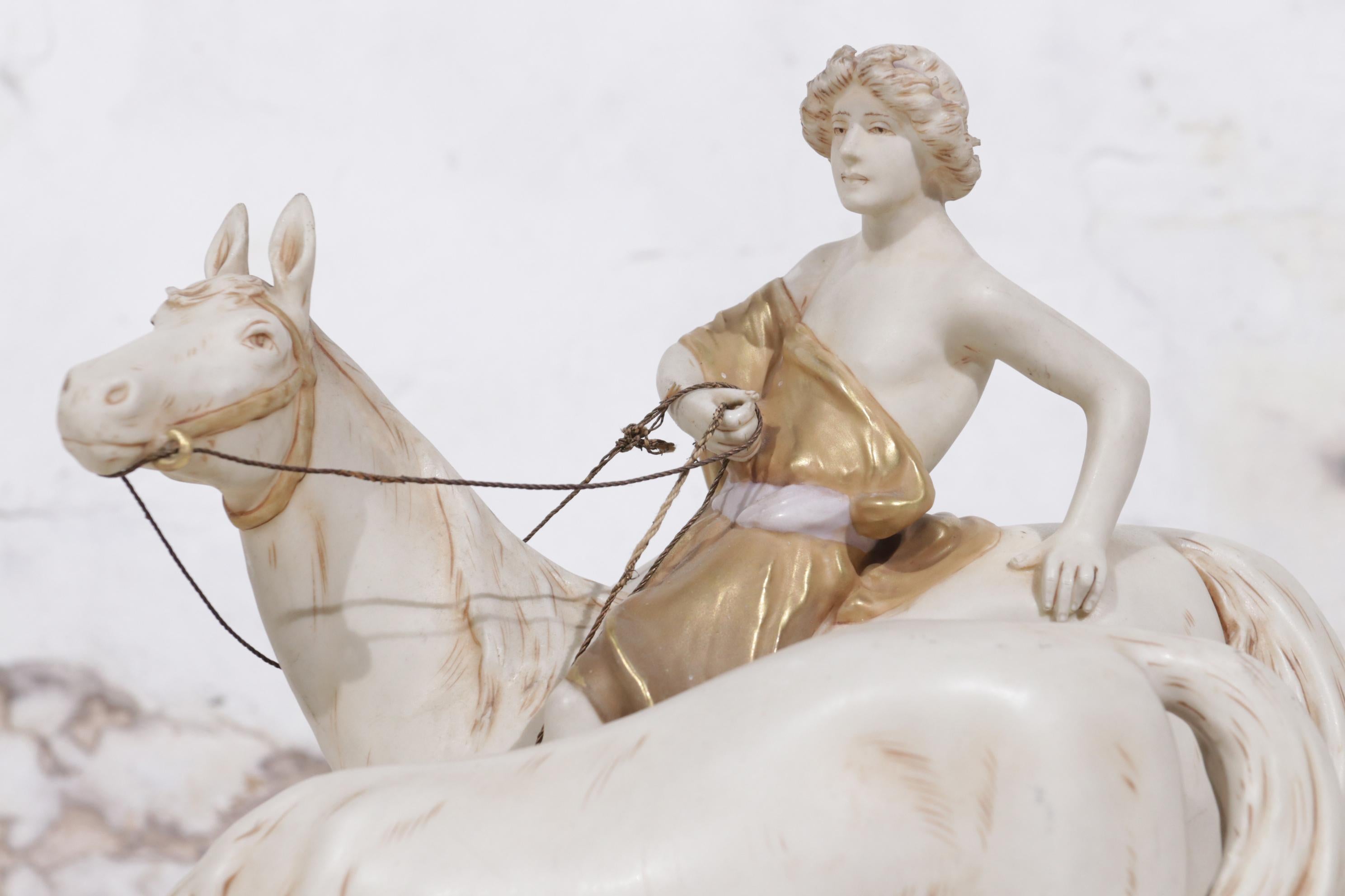 Romantique Grand groupe d'antiquités de centre de table Royal Dux représentant un garçon chevauchant deux chevaux en vente