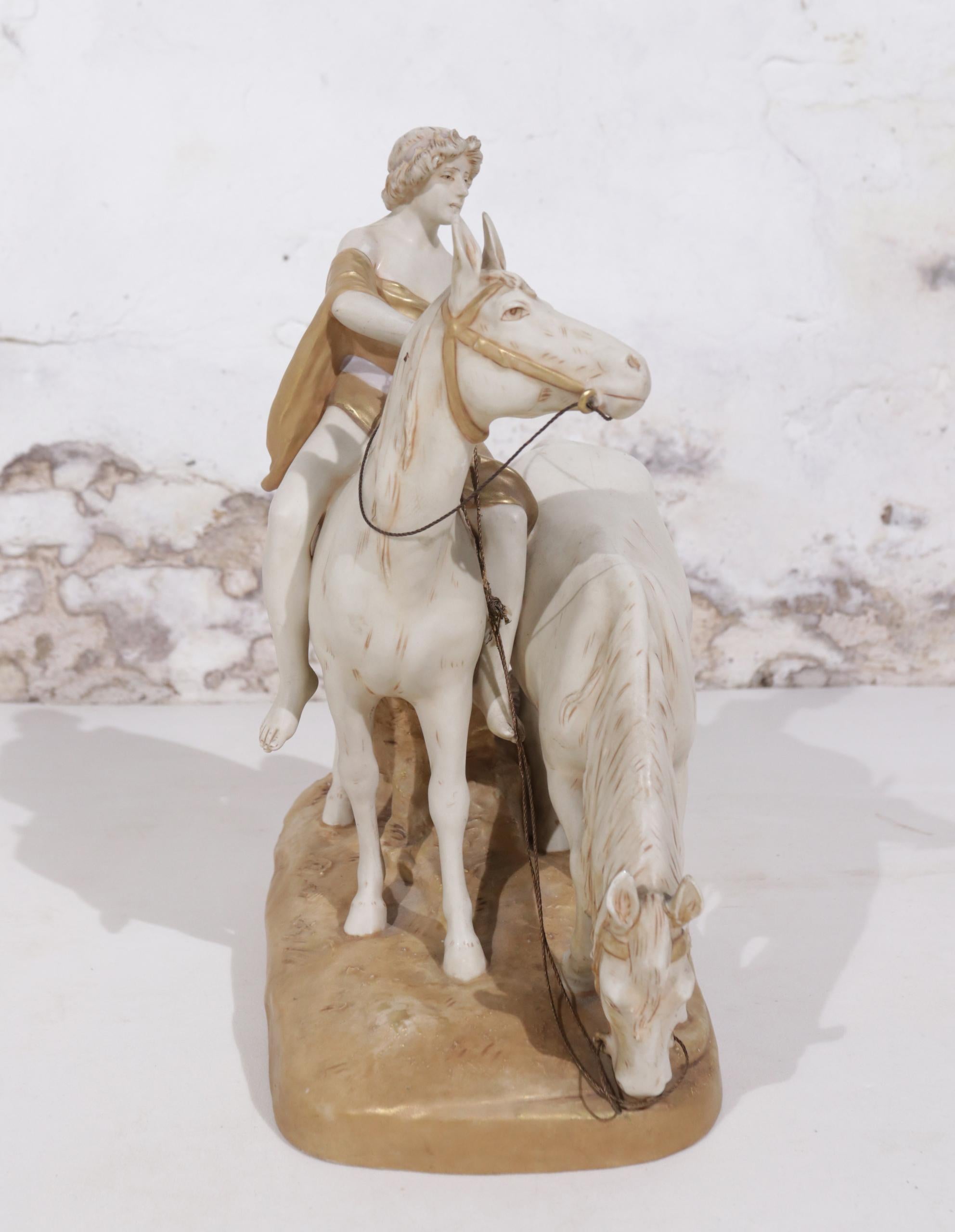 Début du 20ème siècle Grand groupe d'antiquités de centre de table Royal Dux représentant un garçon chevauchant deux chevaux en vente