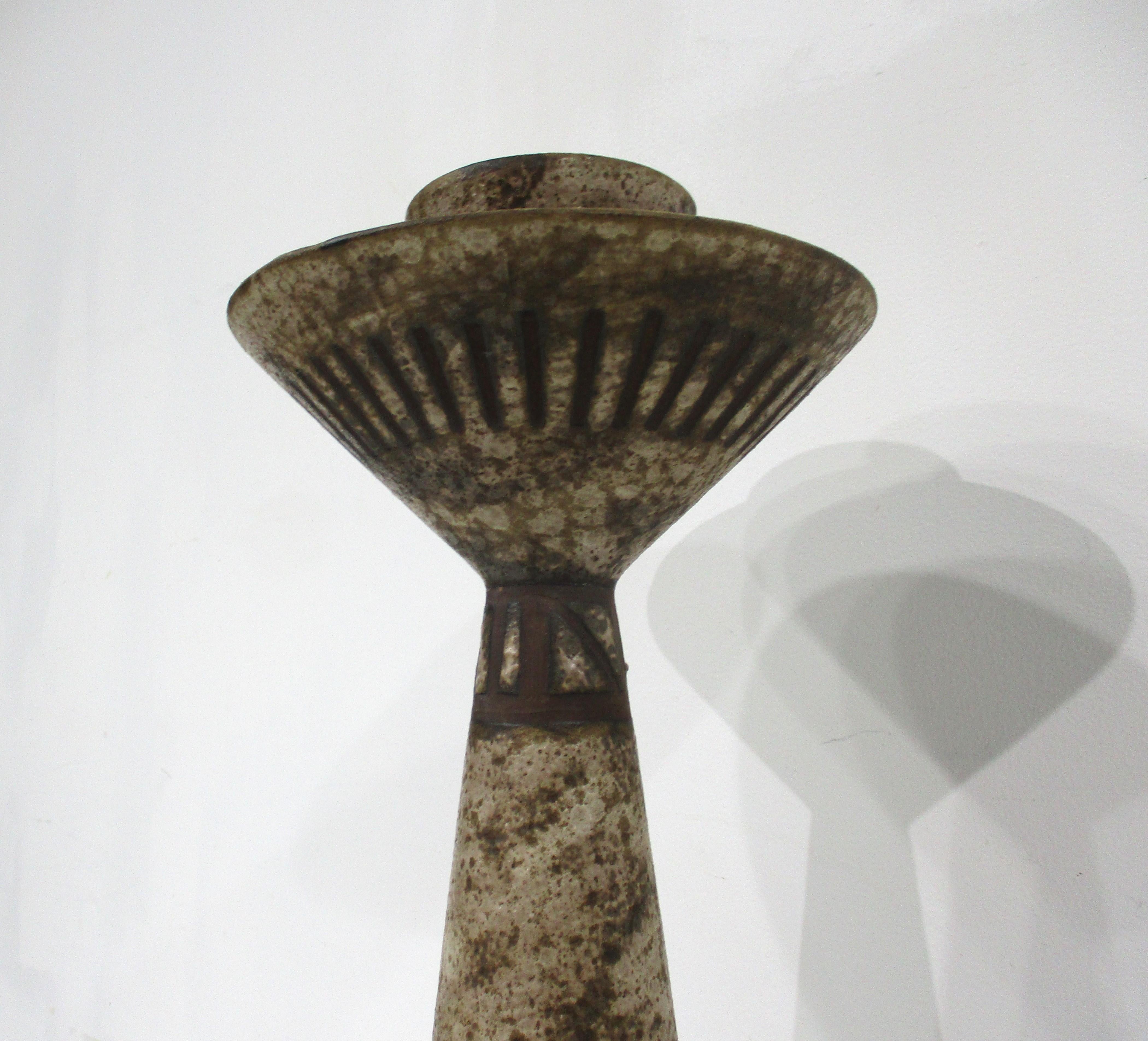 Allemand Grand chandelier en poterie à motifs tribaux Ceramano de Hans Welling  en vente