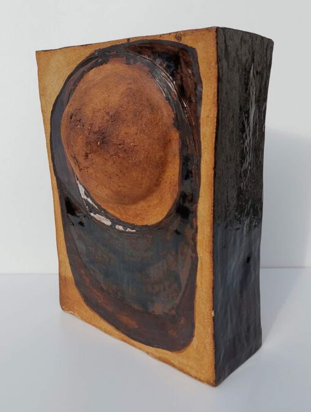 Large sculptural ceramic and terracotta vase made by Karen Boel - Denmark.

Brutalist spirit.

Dimensions:
Height 37cm
Width 27cm
Depth 10cm
Wall thickness 0.9 cm

7kgs.

Very small scratches.

Marries Willy Rizzo Guariche Artemide