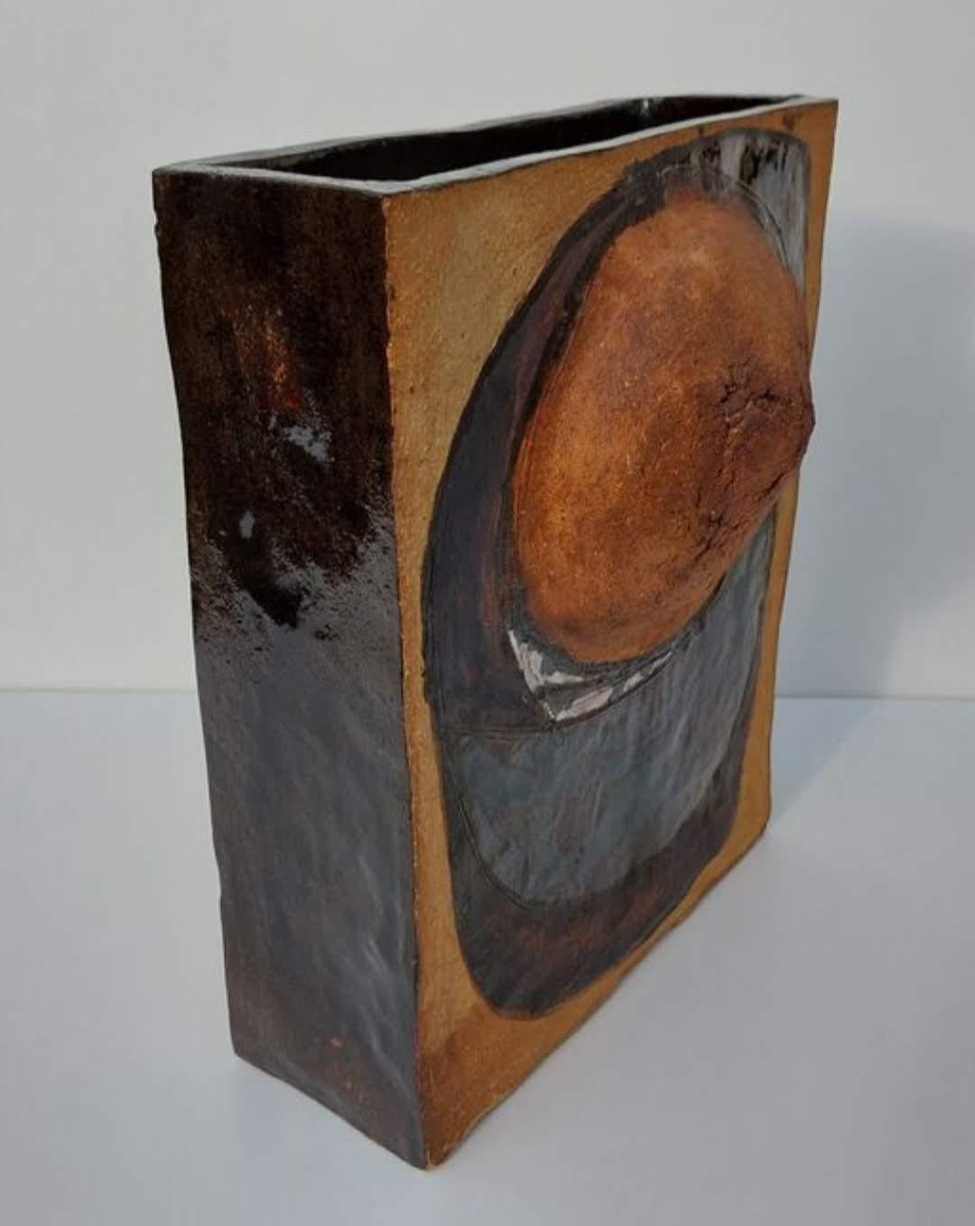Brutalismo Grande vaso in ceramica e terracotta Chamotte, 1970, Karen Boel in vendita