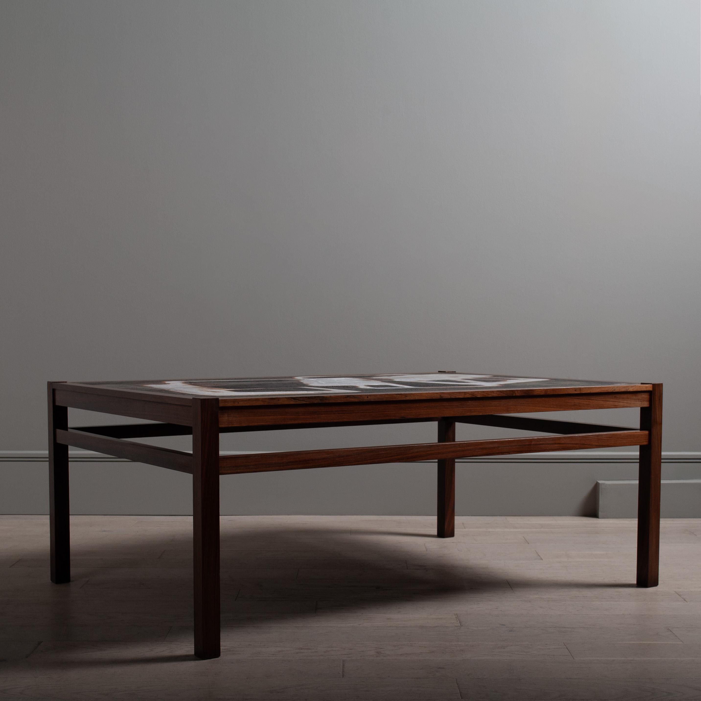 Une table d'art en céramique substantielle, audacieuse et unique de l'artiste danois Ole Bjørn Krüger. Un grand et substantiel meuble de design européen. Visuellement frappant avec un design abstrait stylisé dans le style graphique. Le grès