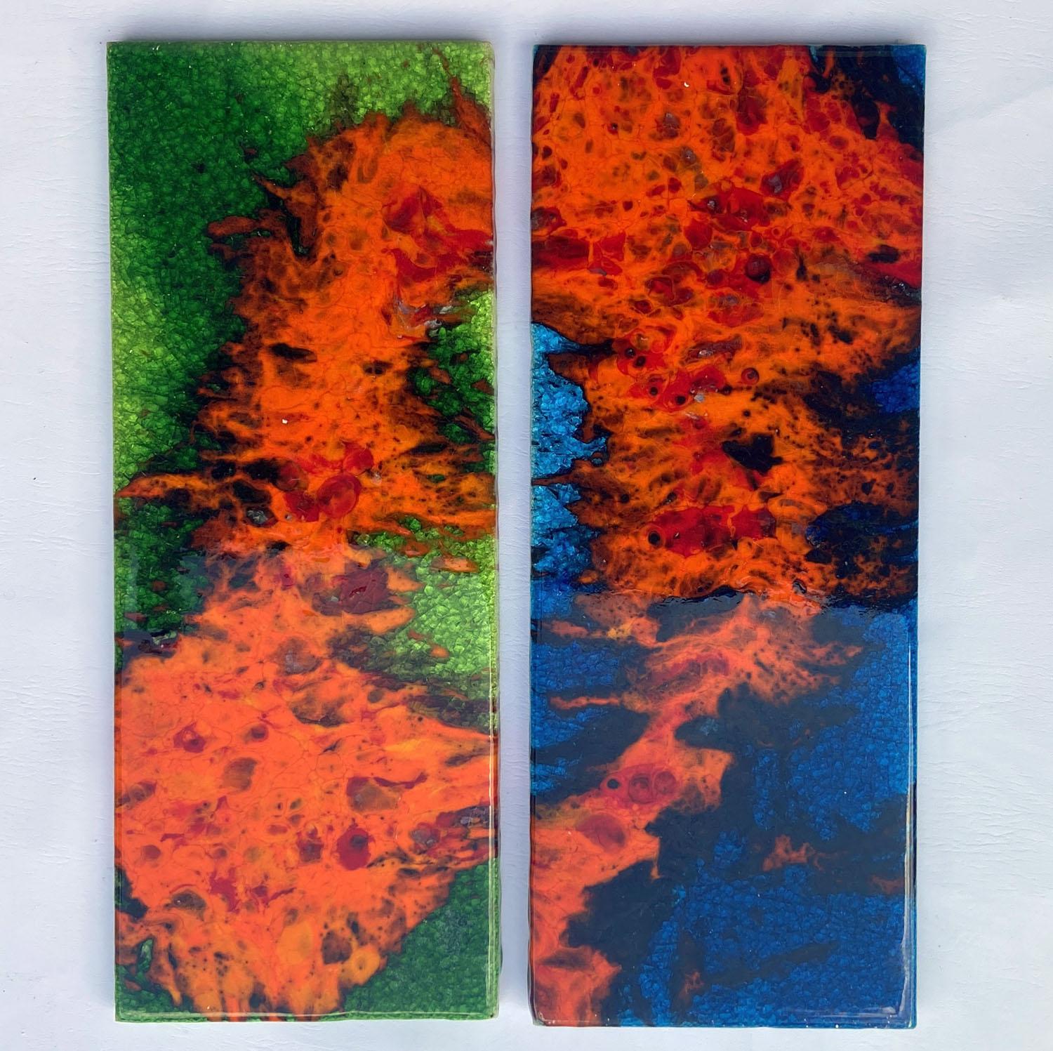 Piastrelle artistiche, set di quattro, ognuna con uno smalto unico in colori drammatici e motivi esplosivi. Gli smalti traslucidi vengono applicati spesso in modo da creare un effetto crepitante. Questi smalti erano molto popolari all'epoca, ma oggi