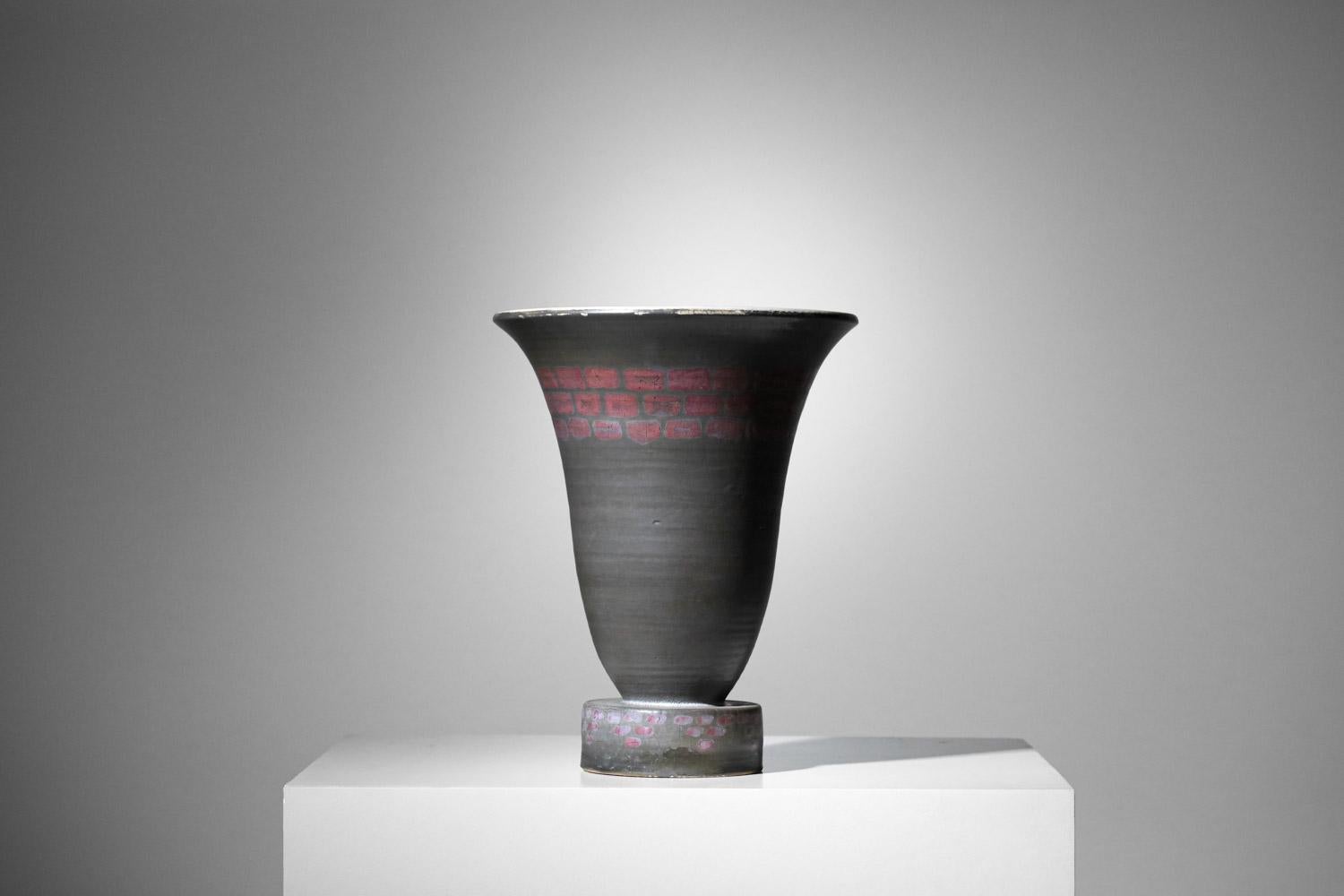 Grande lampada da tavolo degli anni '30 e '40 del ceramista Francis Bichoff. La lampada è interamente in ceramica smaltata nei toni del viola e del nero. Bellissime condizioni vintage, con tracce del tempo e dell'uso, oltre a piccole crepe sullo