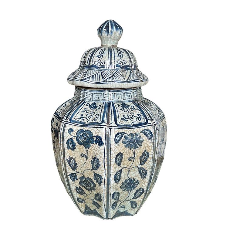 Large Ceramic Blue and White Chinese Chinoiserie Ginger Jar or Urn In Good Condition In Oklahoma City, OK