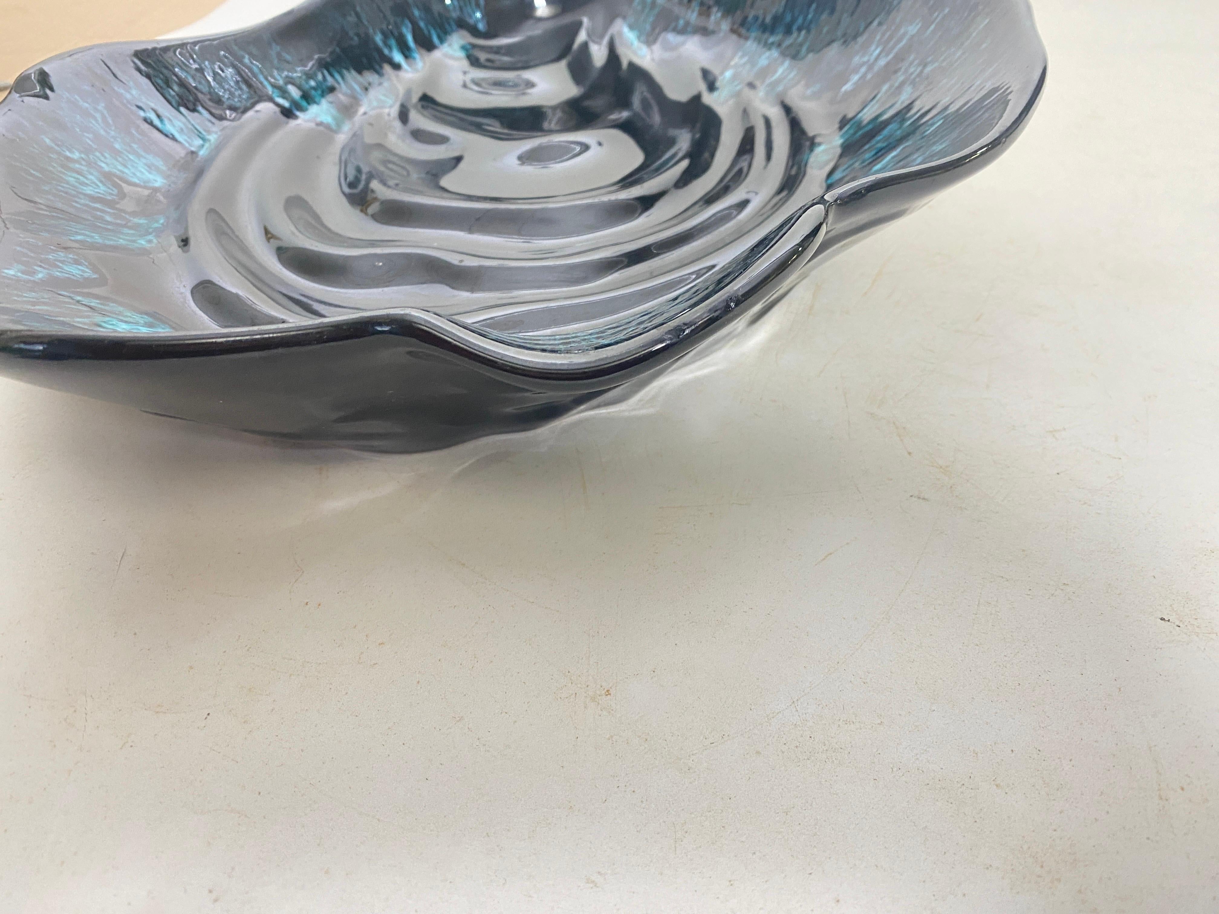 Große blaue Keramik-Ablaue Ablageschale oder zentrale Schalenform in Muschelform, um 1960, Frankreich im Zustand „Gut“ im Angebot in Auribeau sur Siagne, FR