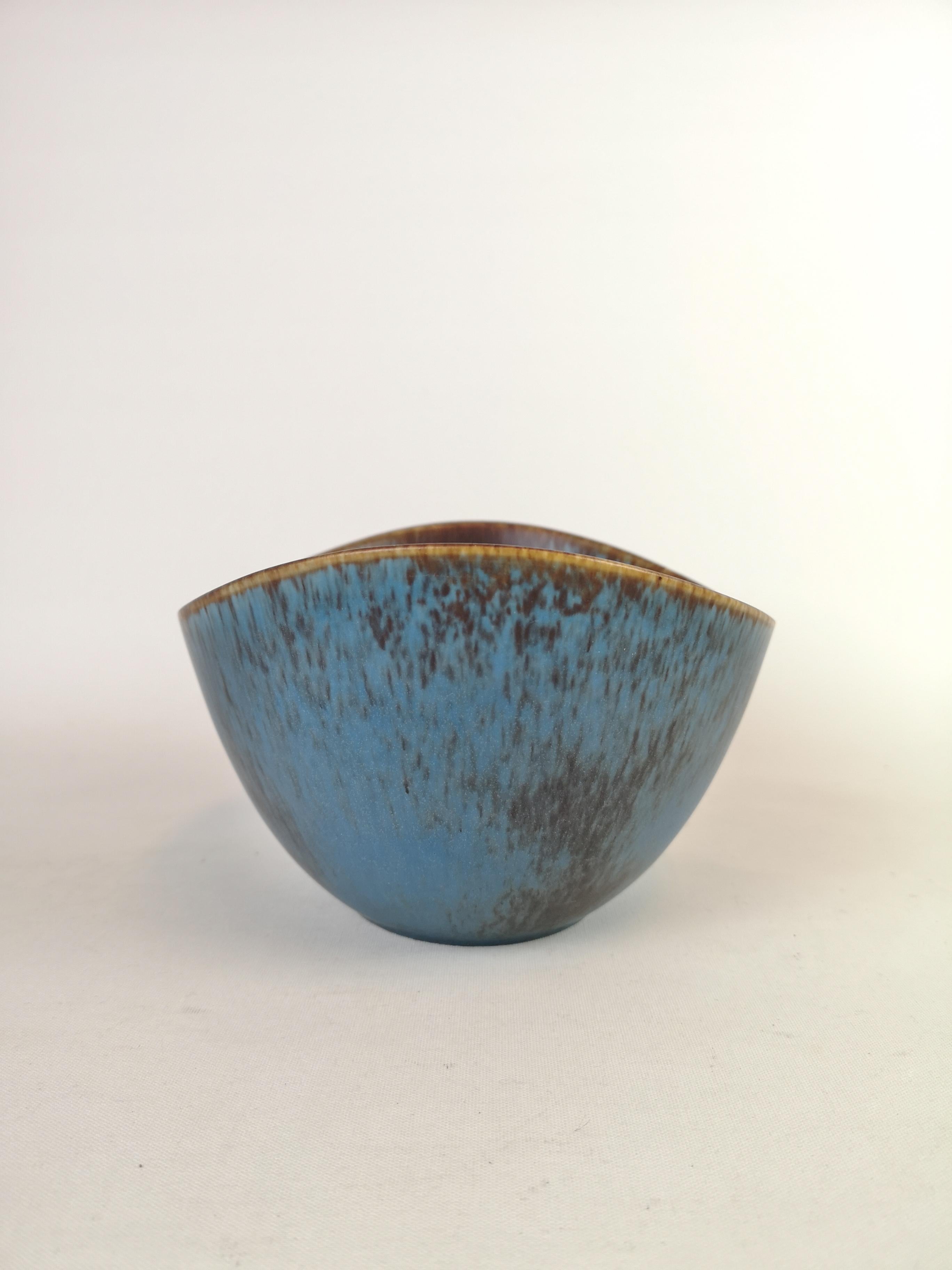Wonderful bowl manufactured in the 1950s at Rörstrand, designed by Gunnar Nylund. 
The bowl has a wonderful glaze and it lifts the shape of the bowl to a wonderful object. 

Good condition:

Measures: H 10 cm, D 19 cm, L 21 cm.
 