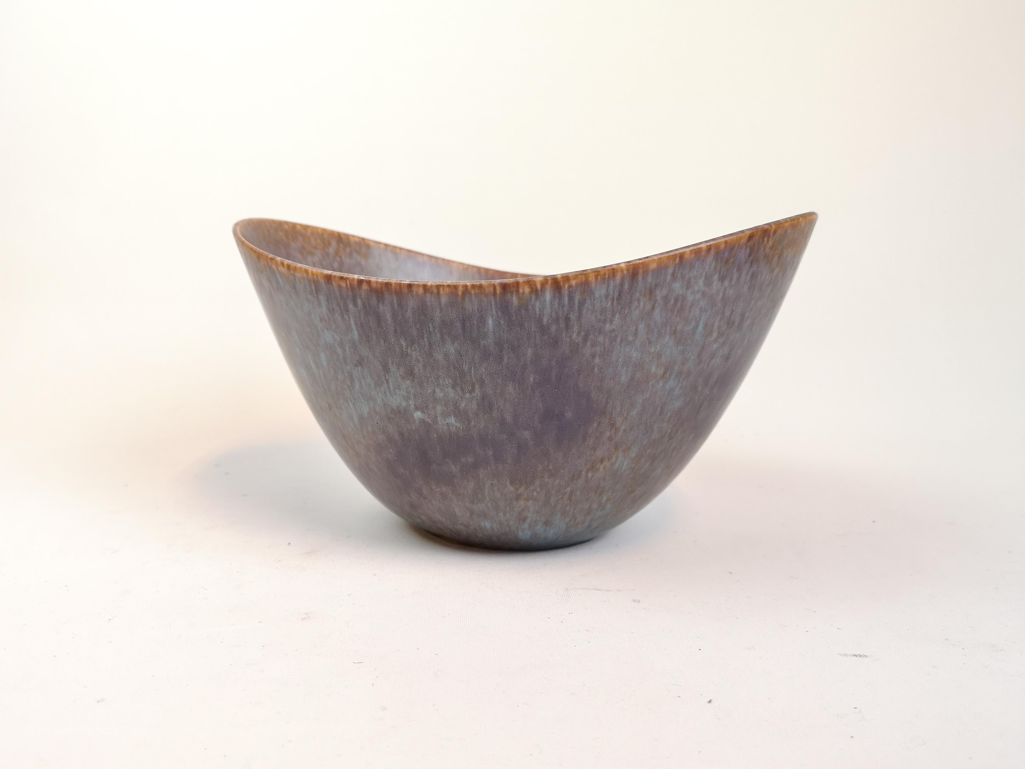 Wonderful largest model of the AXK bowl manufactured in the 1950s at Rörstrand, designed by Gunnar Nylund.
The bowl has a wonderful glaze and it lifts the shape of the bowl to a wonderful object.

Good condition

Measures: H 16 cm x W 27 cm x D