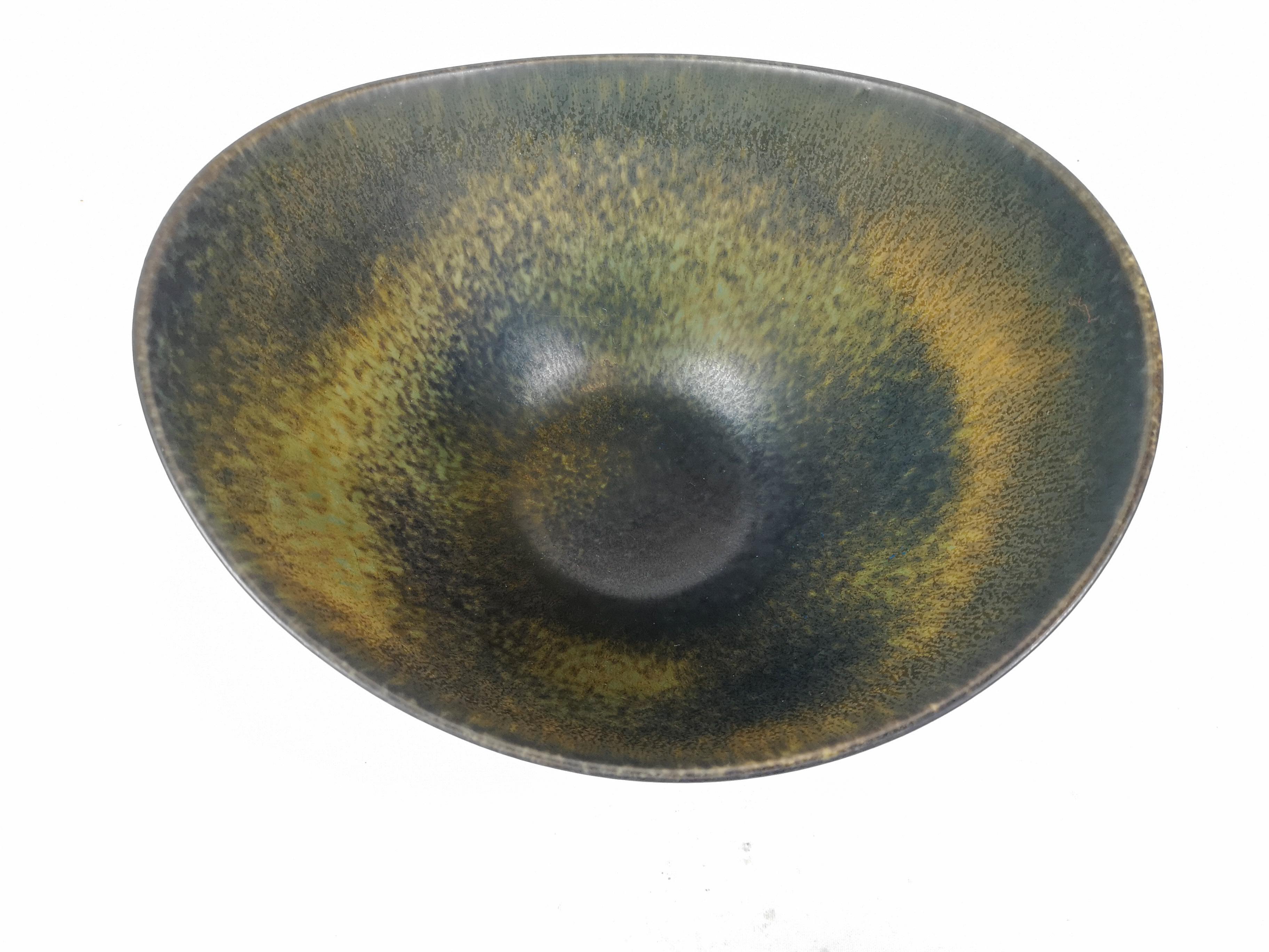 Metà XX secolo Grande ciotola in ceramica moderna del Medioevo Rörstrand AXK Gunnar Nylund, Svezia, anni '50 in vendita