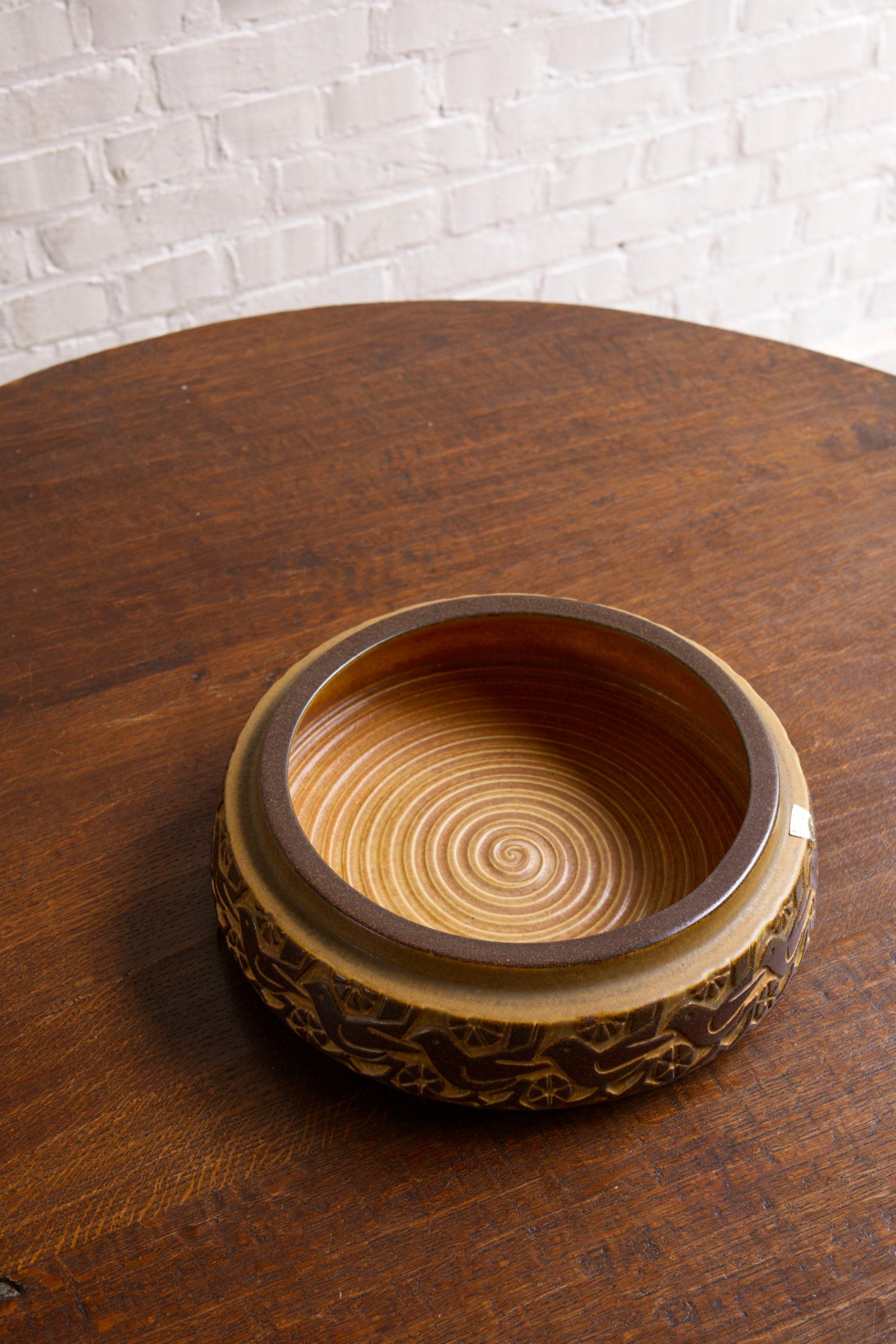 Large ceramic bowl with birds by Marianne Starck for Michael Andersen, 1960s In Good Condition For Sale In Balen, BE