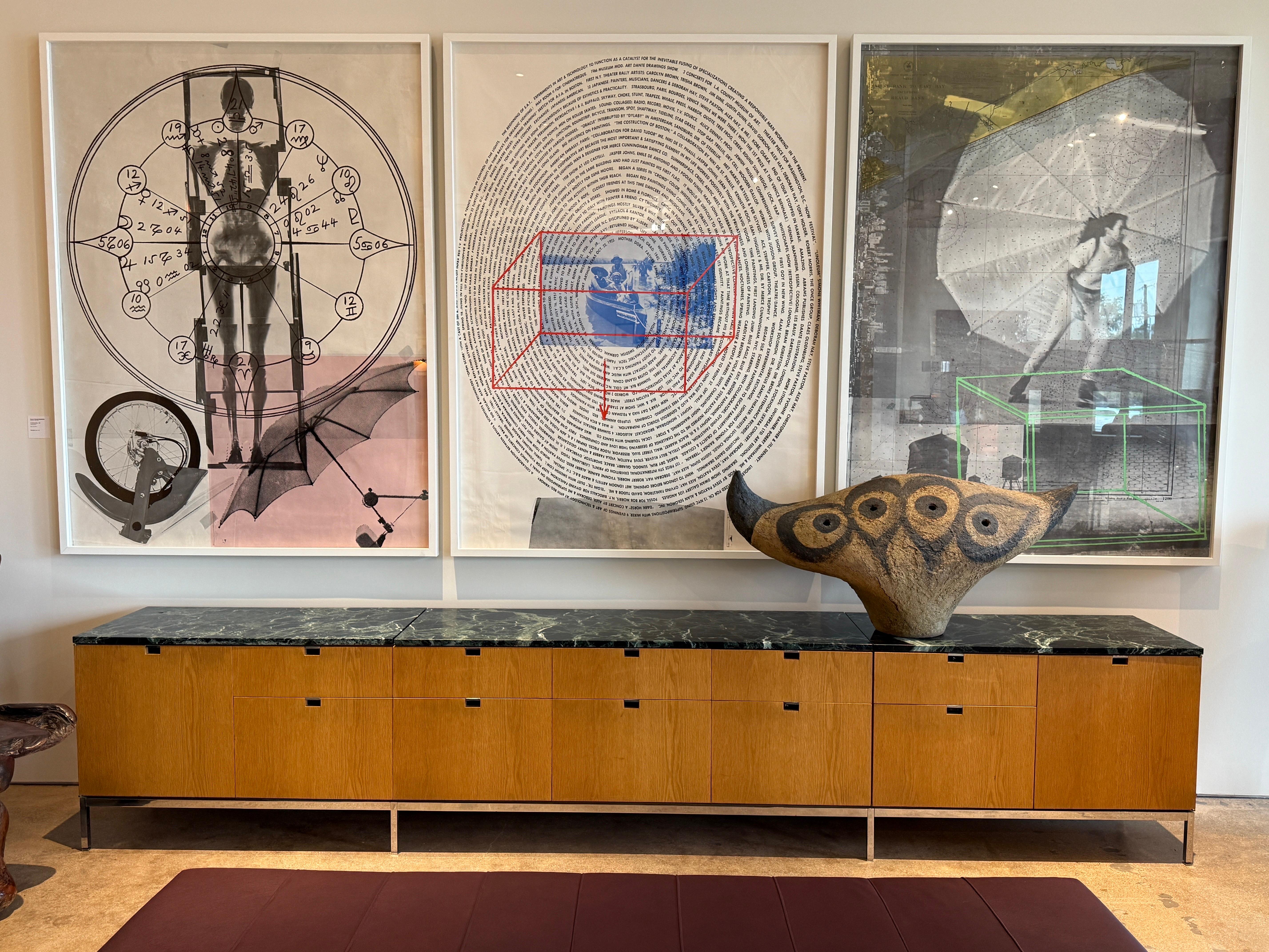 Eine großformatige Keramikskulptur von Eugene Friley aus den 1960er Jahren. 

Eugene Friley (1921 - 2019) begann seine keramische Laufbahn 1939 an der Ohio State University, die damals eine Pionierschule für Industriekeramik war. Während seines