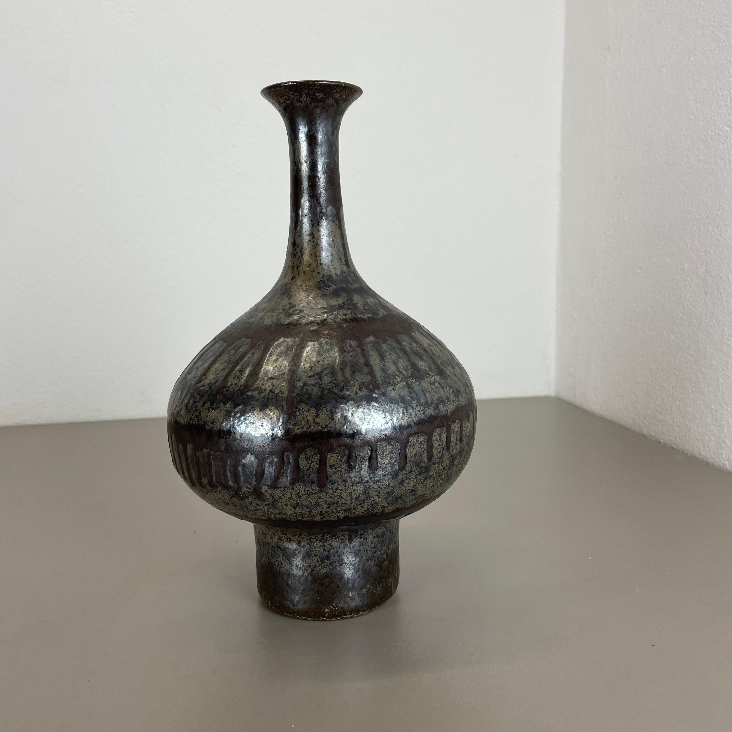 Article:

ceramic pottery vase.


Origin:

Germany.


Designer:

Heinz Siery.


Producer:

Carstens Tönnieshof, Germany.


Decade:

1970s.


This original vintage pottery object was designed by Heinz Siery and produced by