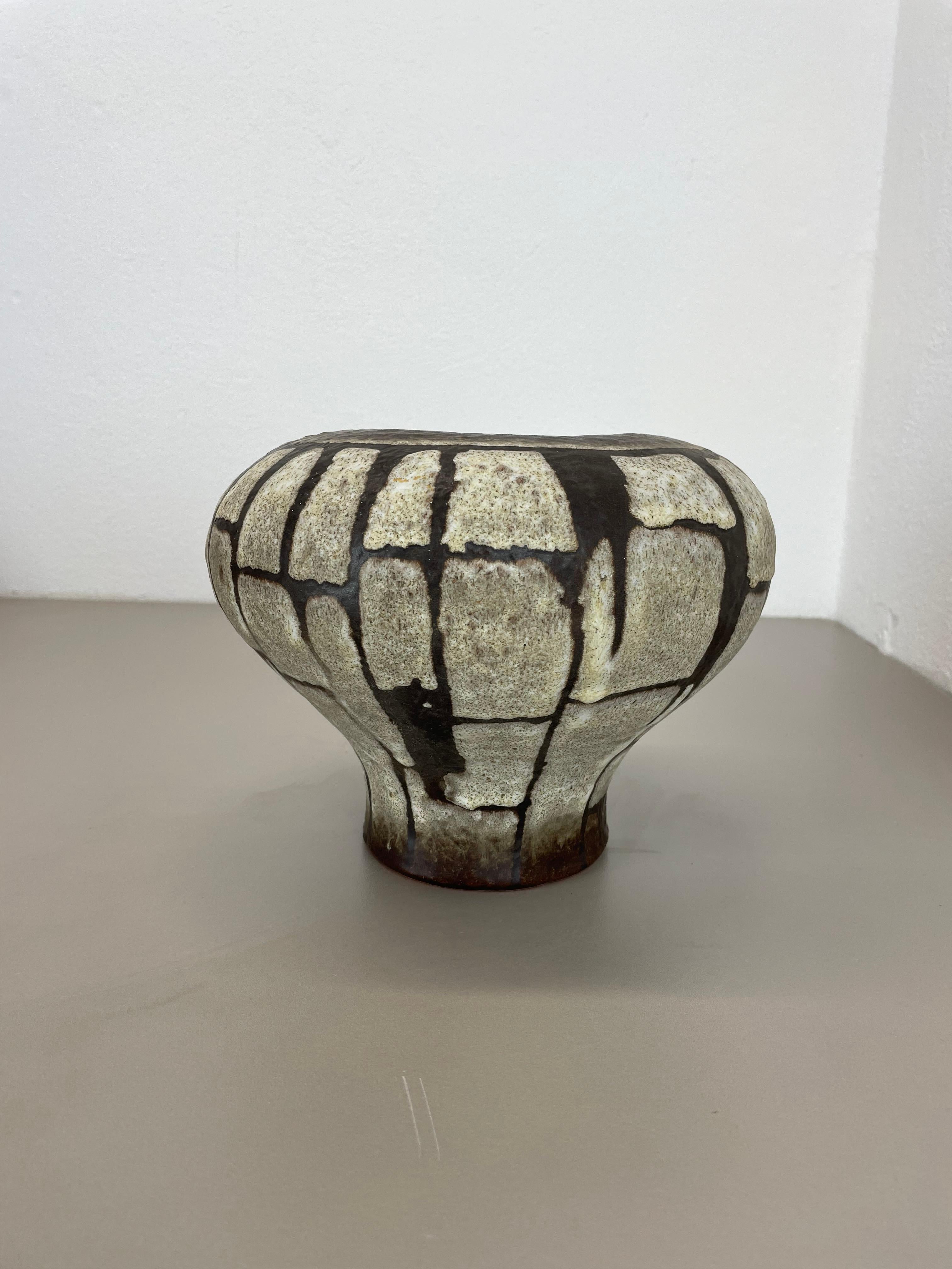 Article:

ceramic pottery vase.


Origin:

Germany.


Designer:

Heinz Siery.


Producer:

Carstens Tönnieshof, Germany.


Decade:

1970s.


This original vintage pottery object was designed by Heinz Siery and produced by Cartens Tönnieshof in the