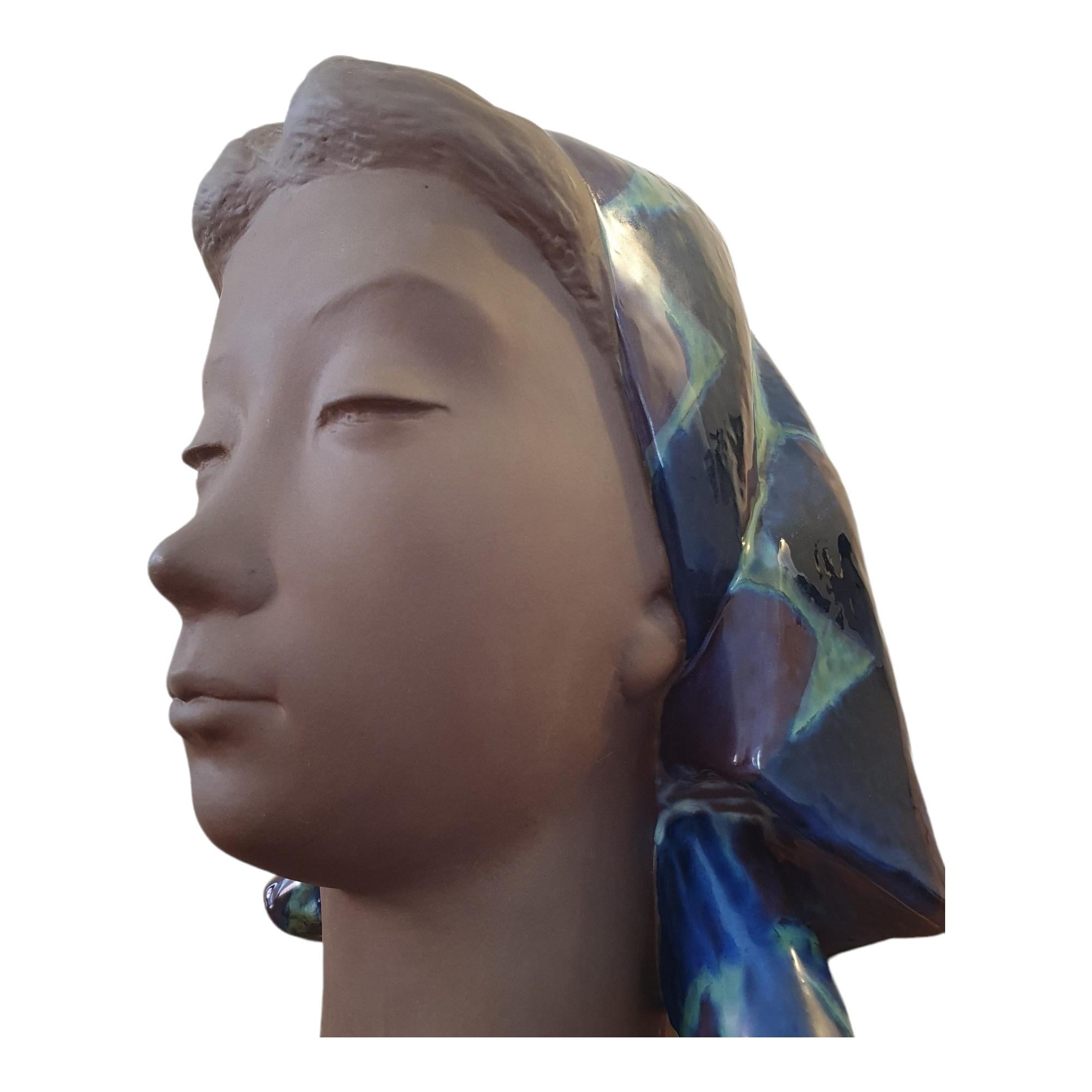 Grand buste en céramique d'une femme par Johannes Hedegaard en vente 1