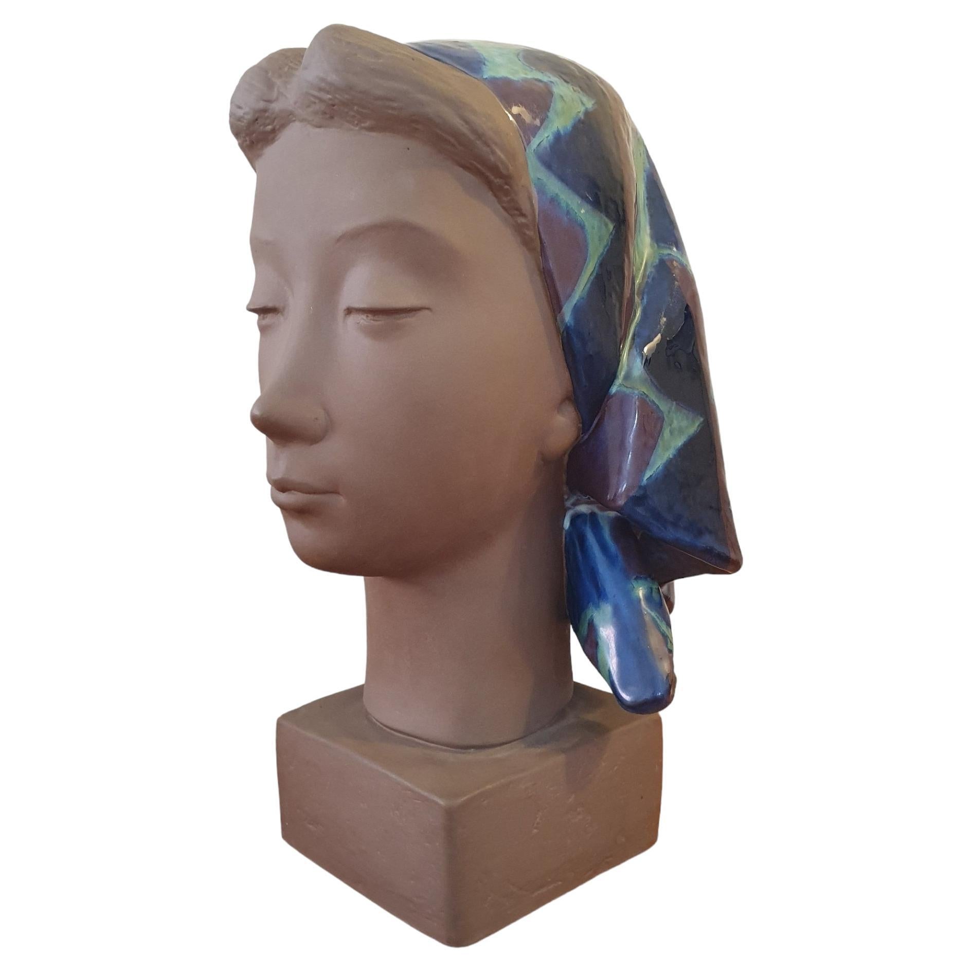 Grand buste en céramique d'une femme par Johannes Hedegaard en vente