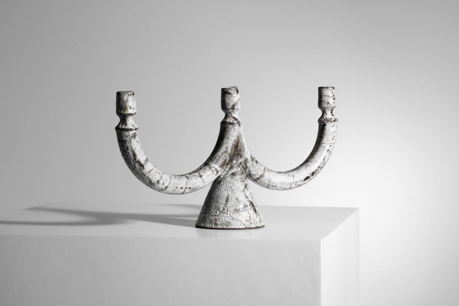 Grand chandelier des années 1950 de l'artiste céramiste français Jean Derval. Chandelier à deux bras supportant 3 bougies, émaillé dans les tons blancs. Une pièce très rare et de grande qualité. Très bel état vintage, signé par l'artiste sur la base