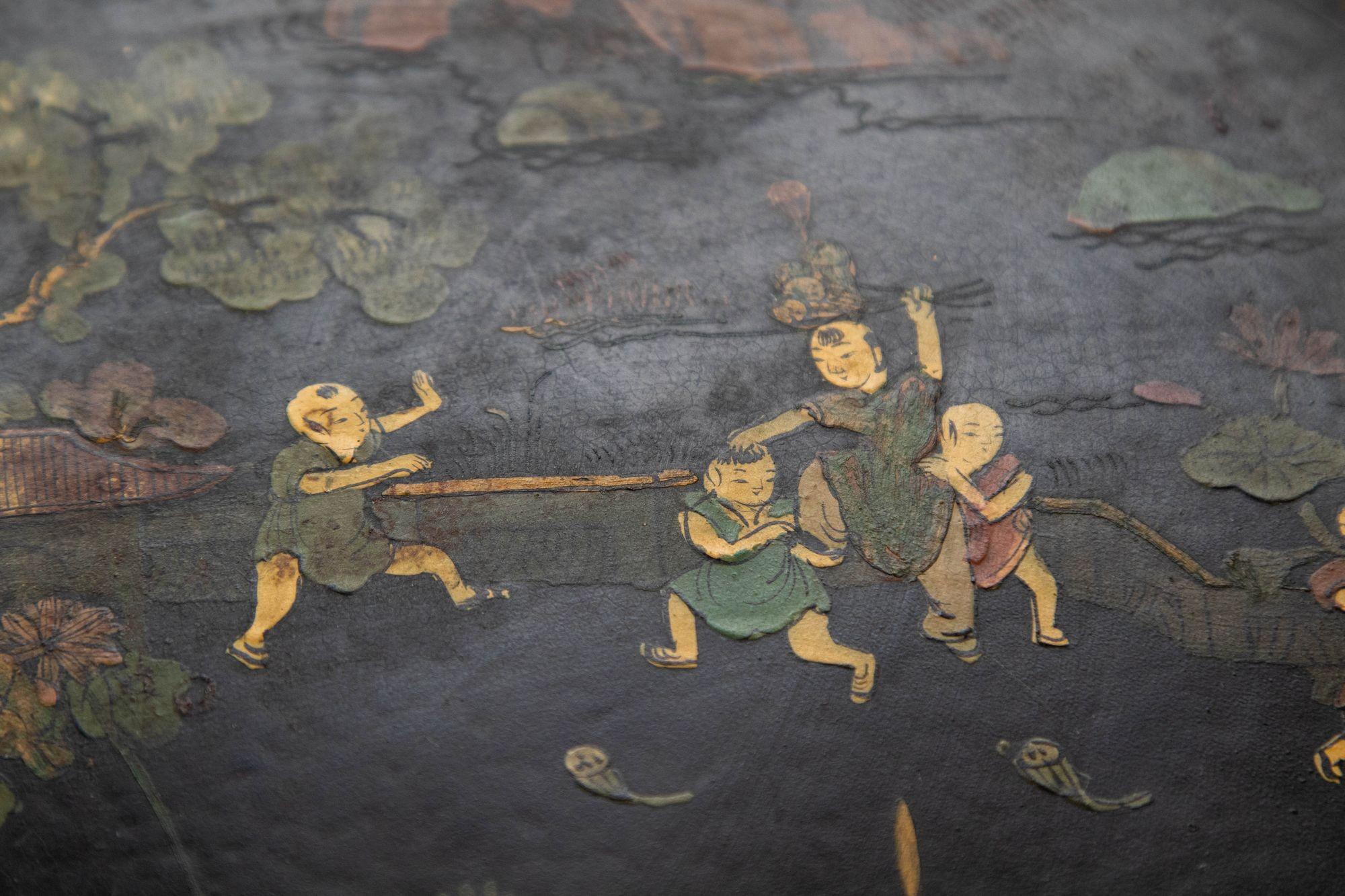 Large Ceramic Chinese Platter in Black Gilt Hand Painted Octagonal Shape 1940s For Sale 7