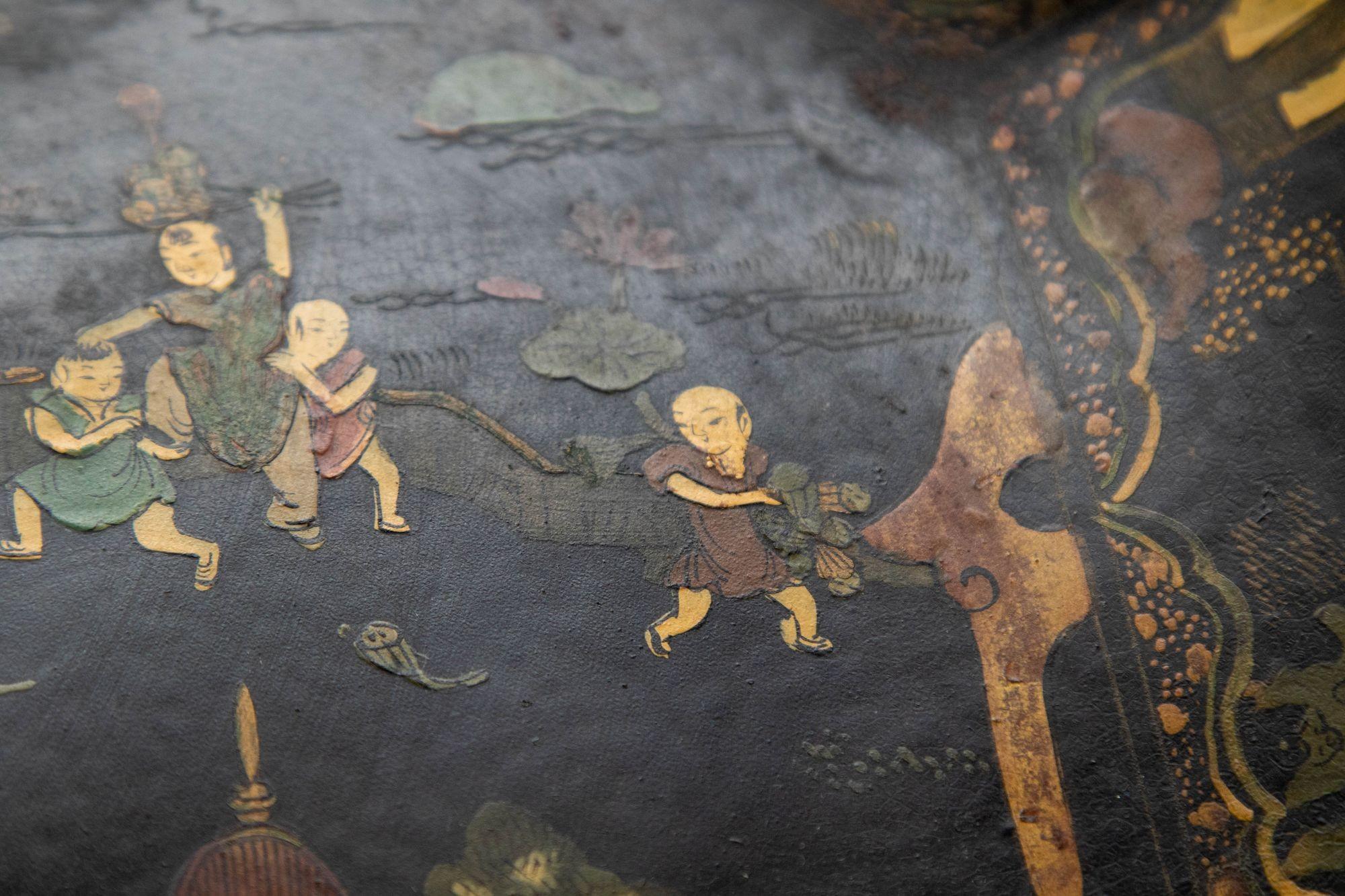 Large Ceramic Chinese Platter in Black Gilt Hand Painted Octagonal Shape 1940s For Sale 8