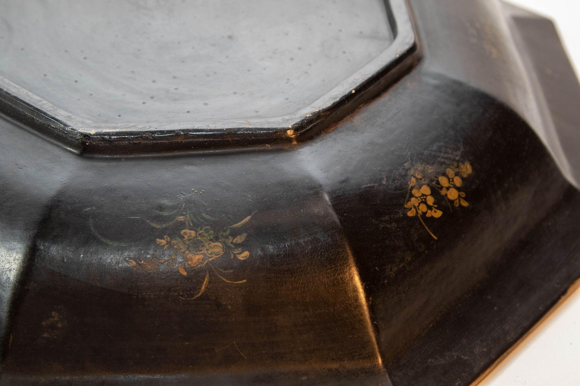 20th Century Large Ceramic Chinese Platter in Black Gilt Hand Painted Octagonal Shape 1940s For Sale