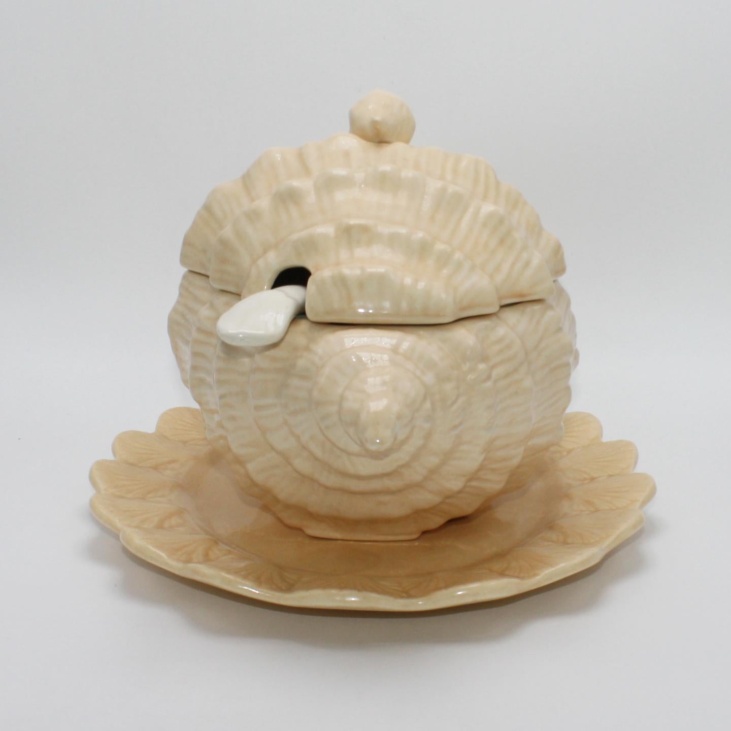 Large Ceramic Conch Shell Soup Tureen, circa 1960 In Good Condition In Dallas, TX