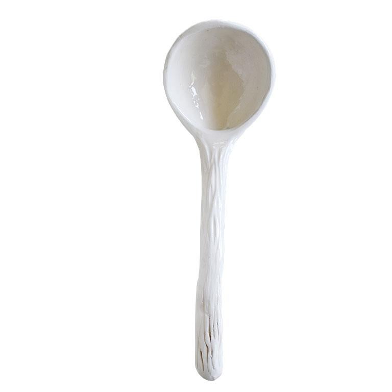 Sopera grande de cerámica pintada en crema y cubierta de pato con cucharón de plumas siglo XX en venta