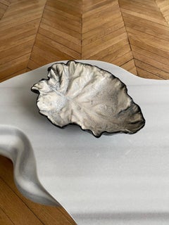 Grand plat décoratif en céramique ou vide poche « Feuille » signé par Pol Chambost, années 1950