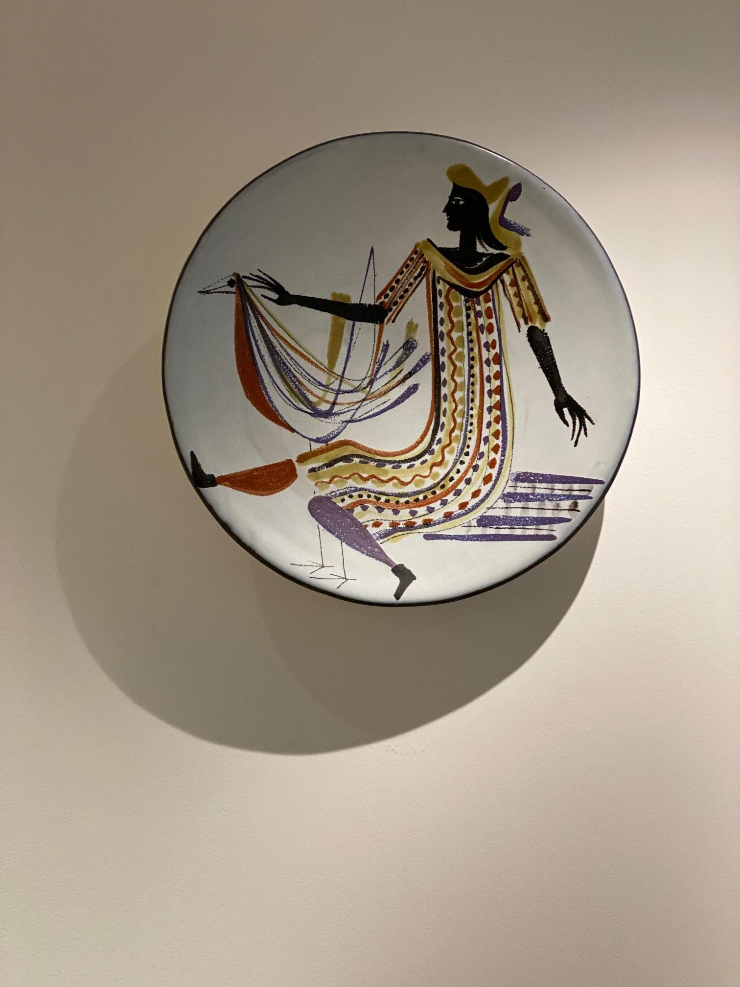 Milieu du XXe siècle Grand plat décoratif en céramique « Femme et oiseau » signé par Roger Capron, 1955 en vente
