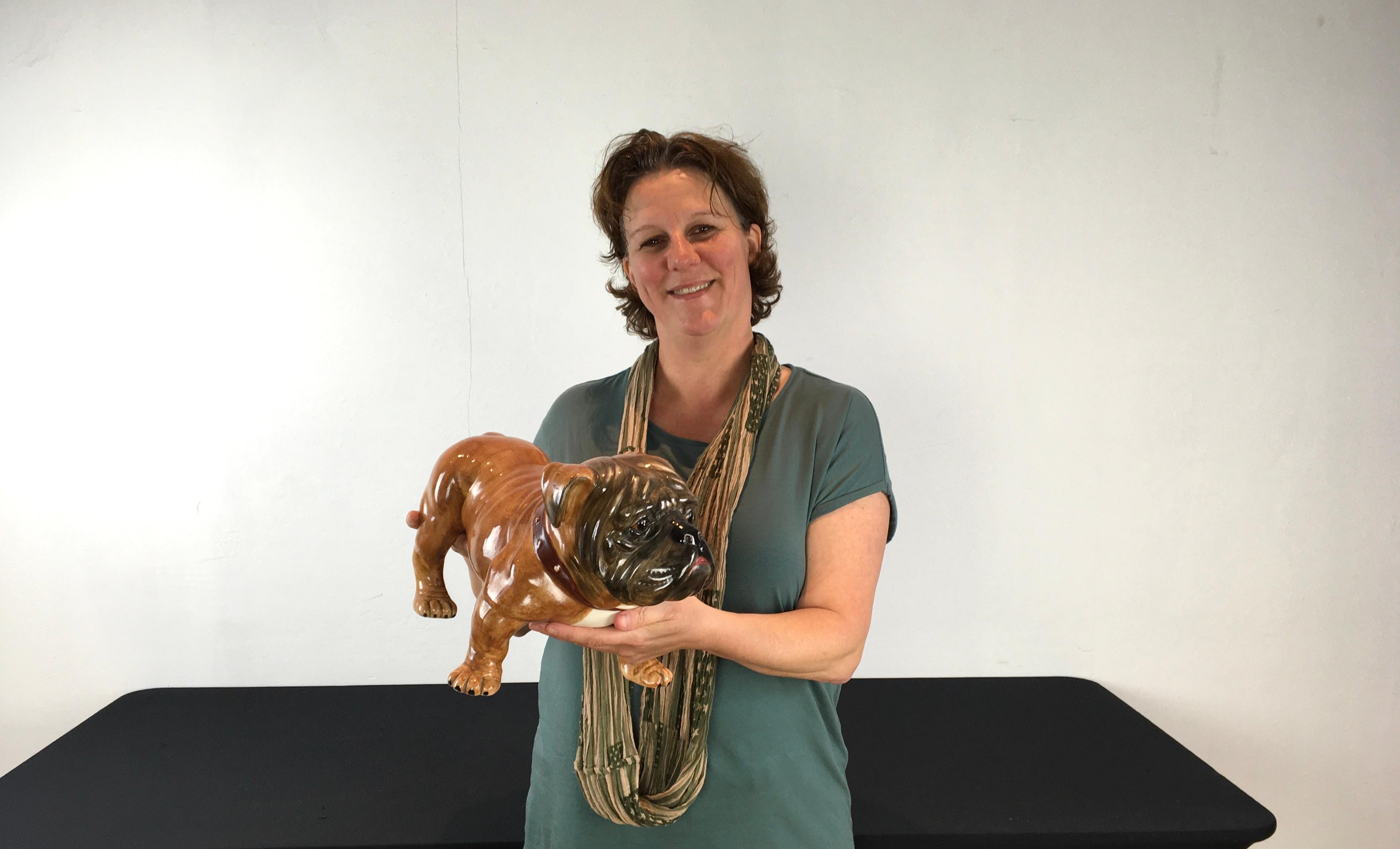 Große Skulptur einer Englischen Bulldogge. 
Eine italienische Bulldoggen-Skulptur aus Keramik aus dem späten 20. 
Handbemalte Figur einer englischen Bulldogge aus brauner Porzellankeramik, signiert und nummeriert A/7350 C S. Italien. 
Diese in