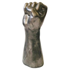 Große Keramik-Fist-Skulptur