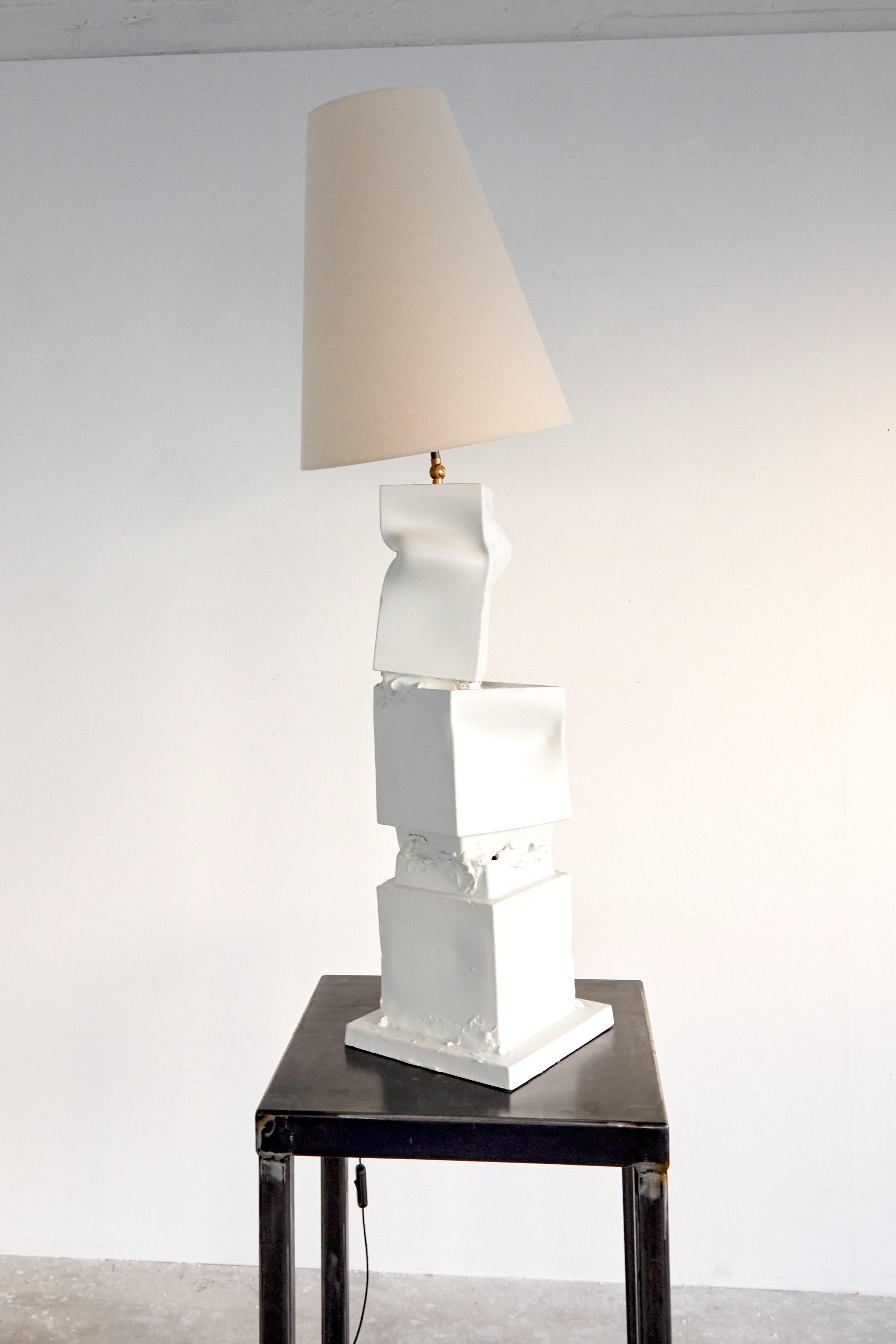 Grande lampada da terra/da tavolo in ceramica di colore grigio, paralume in tela naturale. Prodotto in Italia in vendita 2