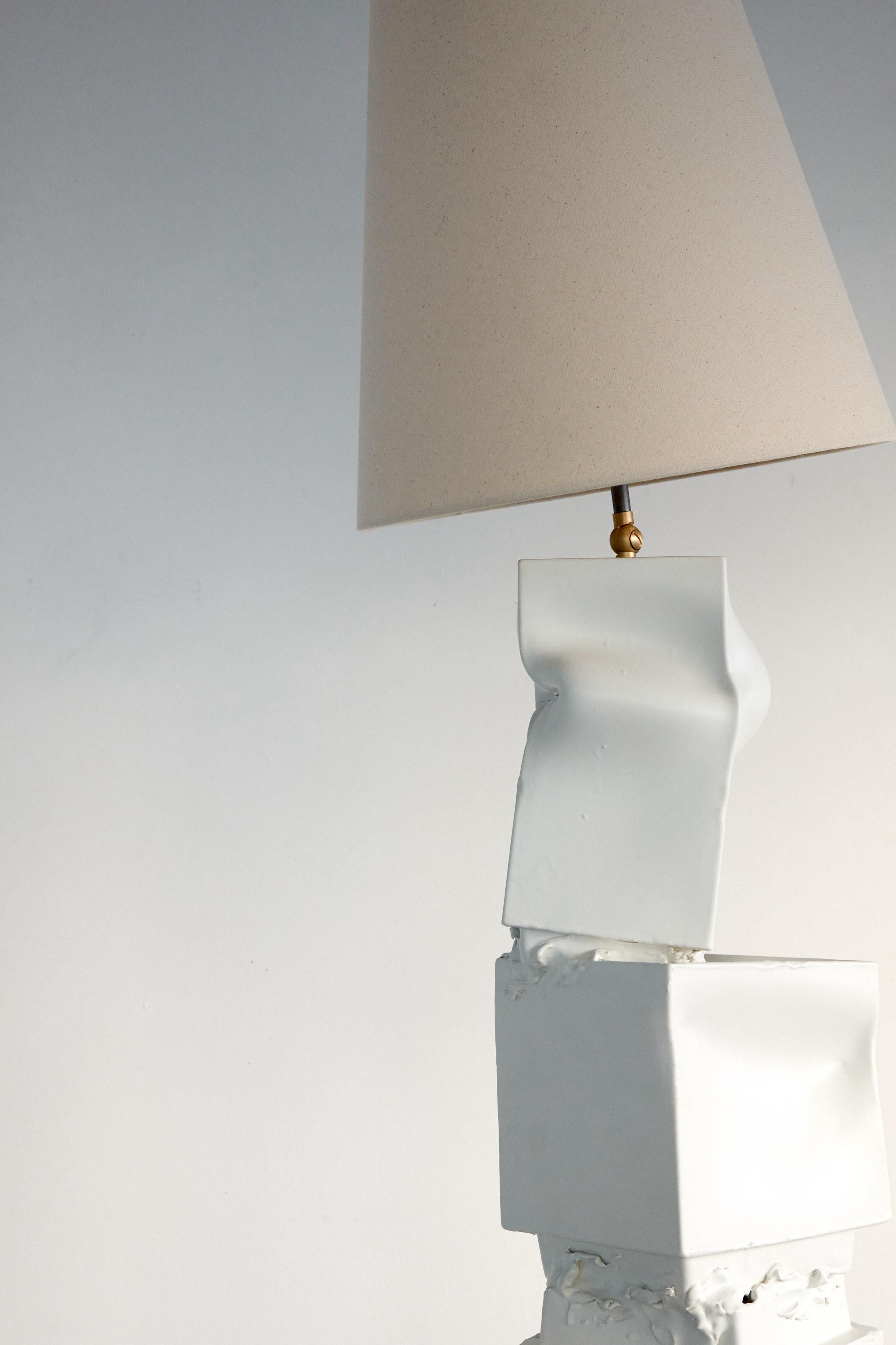 Grande lampada da terra/da tavolo in ceramica di colore grigio, paralume in tela naturale. Prodotto in Italia in vendita 3