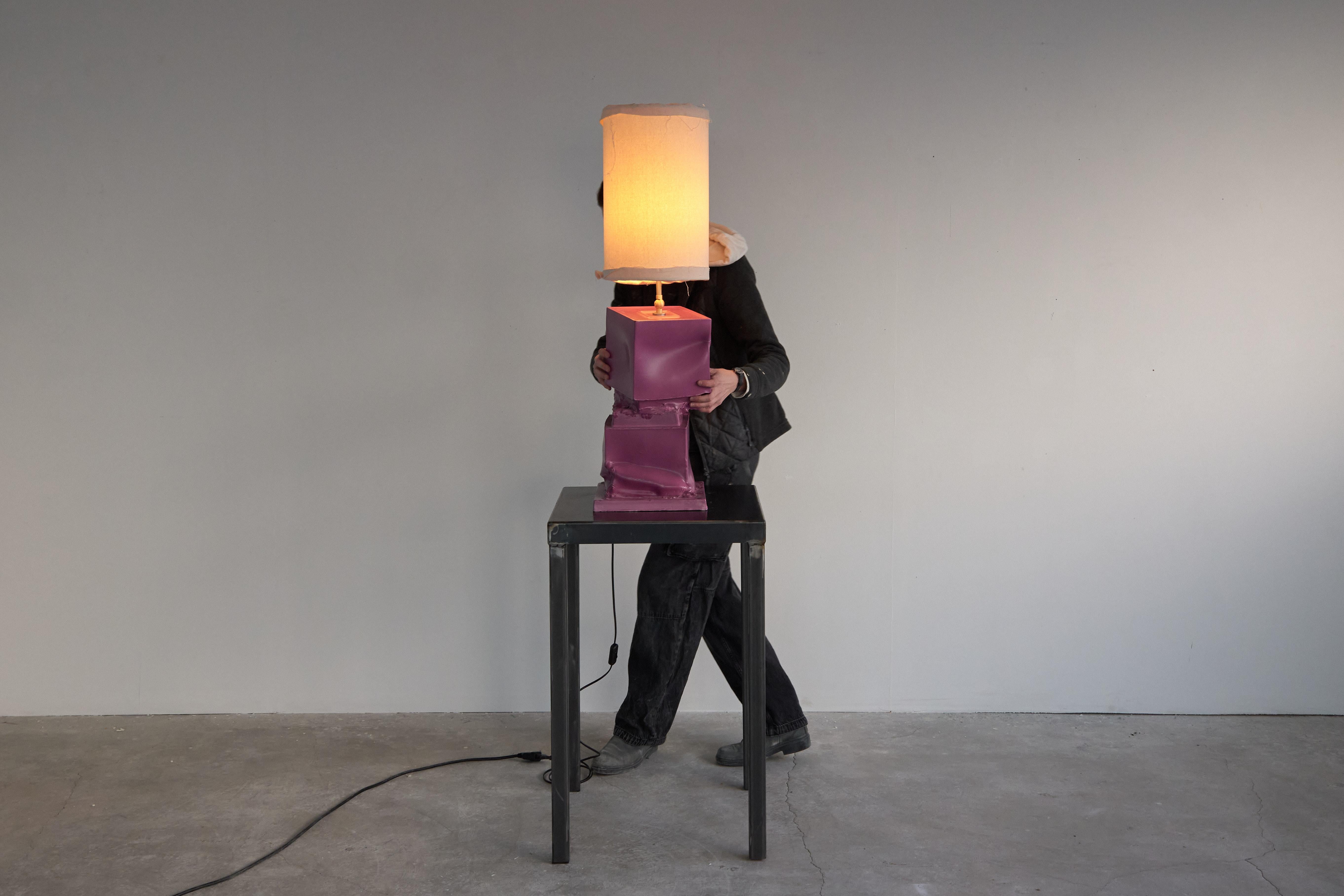 Grande lampada da terra/da tavolo in ceramica di colore grigio, paralume in tela naturale. Prodotto in Italia in vendita 6