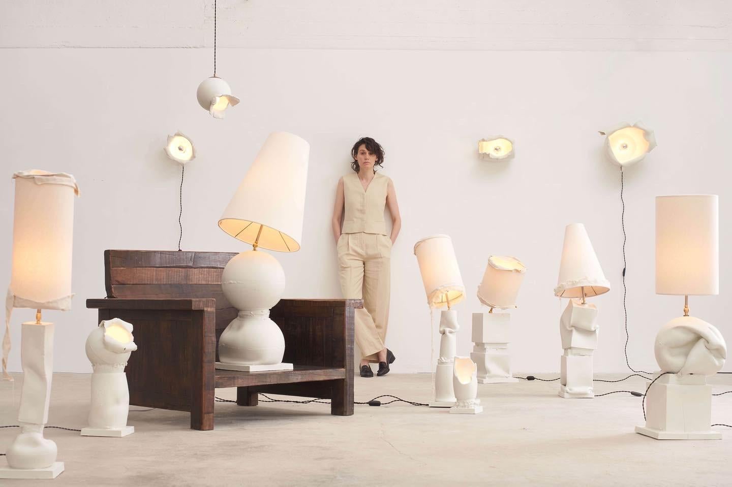 Grande lampada da terra/da tavolo in ceramica di colore grigio, paralume in tela naturale. Prodotto in Italia in vendita 10
