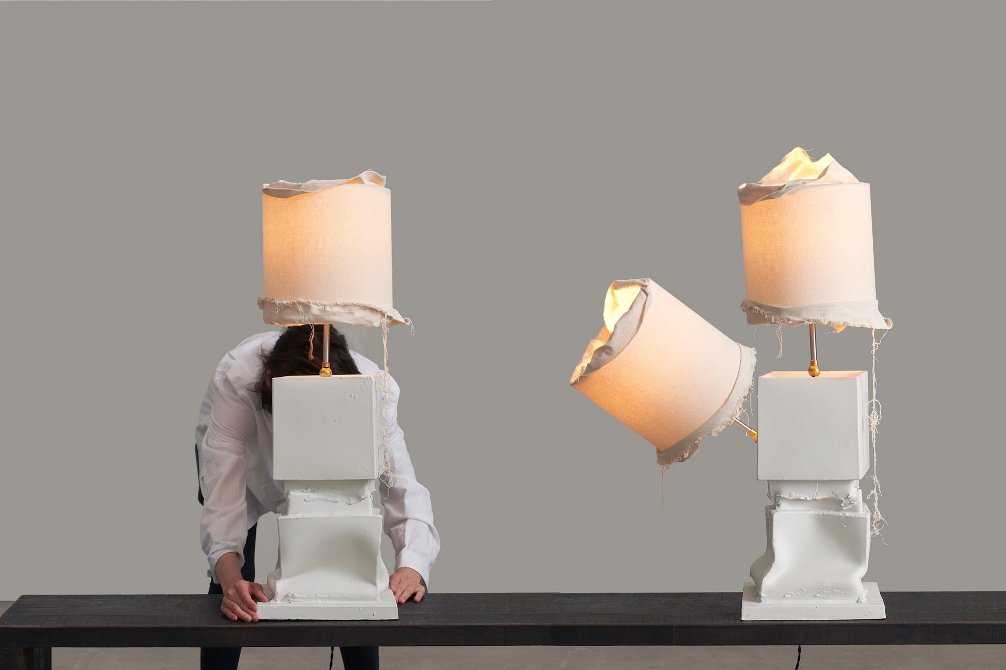 Grande lampada da terra/da tavolo in ceramica di colore grigio, paralume in tela naturale. Prodotto in Italia in vendita 12