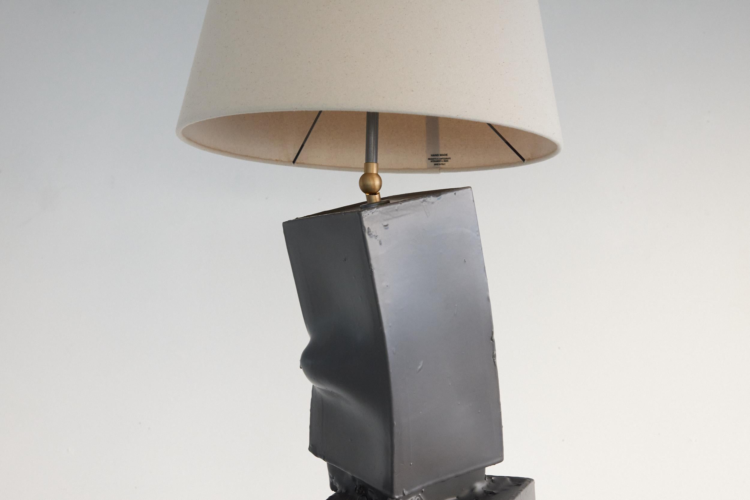 Smaltato Grande lampada da terra/da tavolo in ceramica di colore grigio, paralume in tela naturale. Prodotto in Italia in vendita