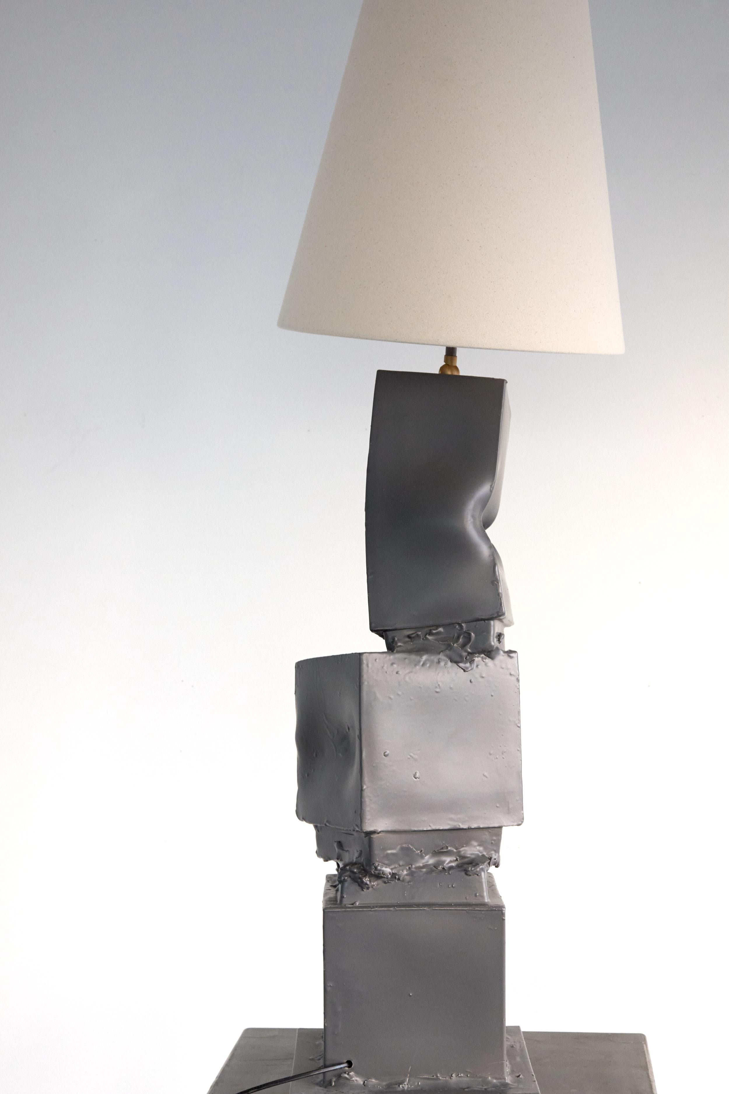 Grande lampada da terra/da tavolo in ceramica bianca, paralume in tela naturale. Prodotto in Italia in vendita 2