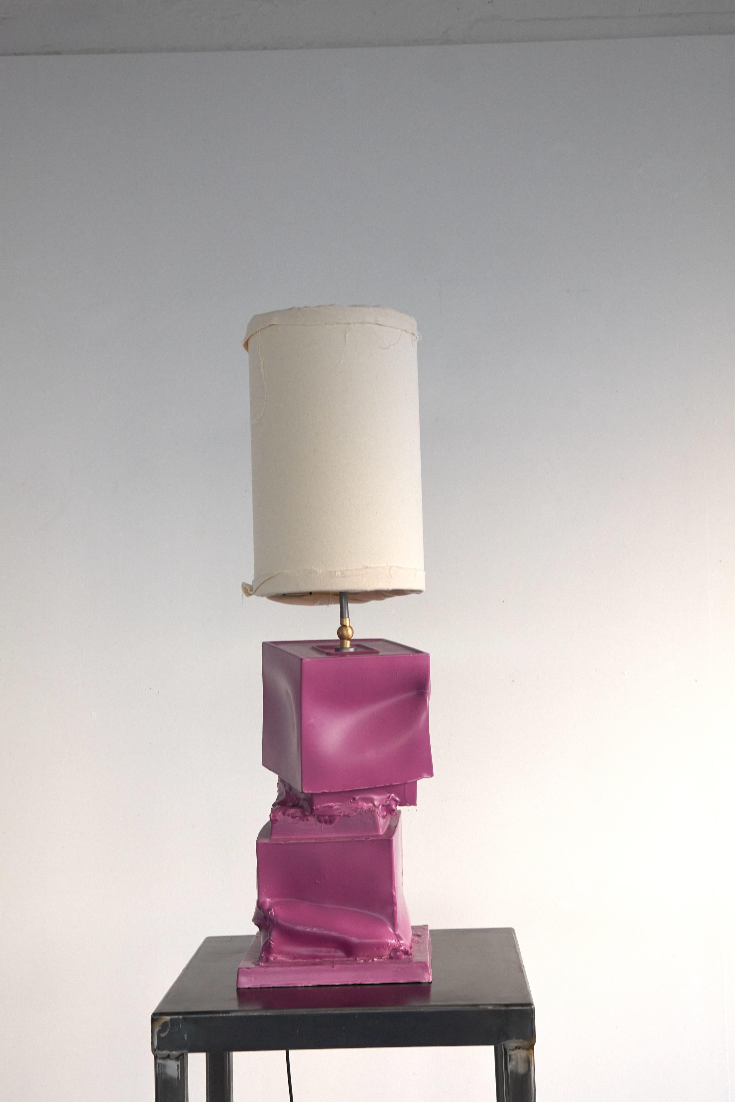 Grande lampada da terra/da tavolo in ceramica bianca, paralume in tela naturale. Prodotto in Italia in vendita 3