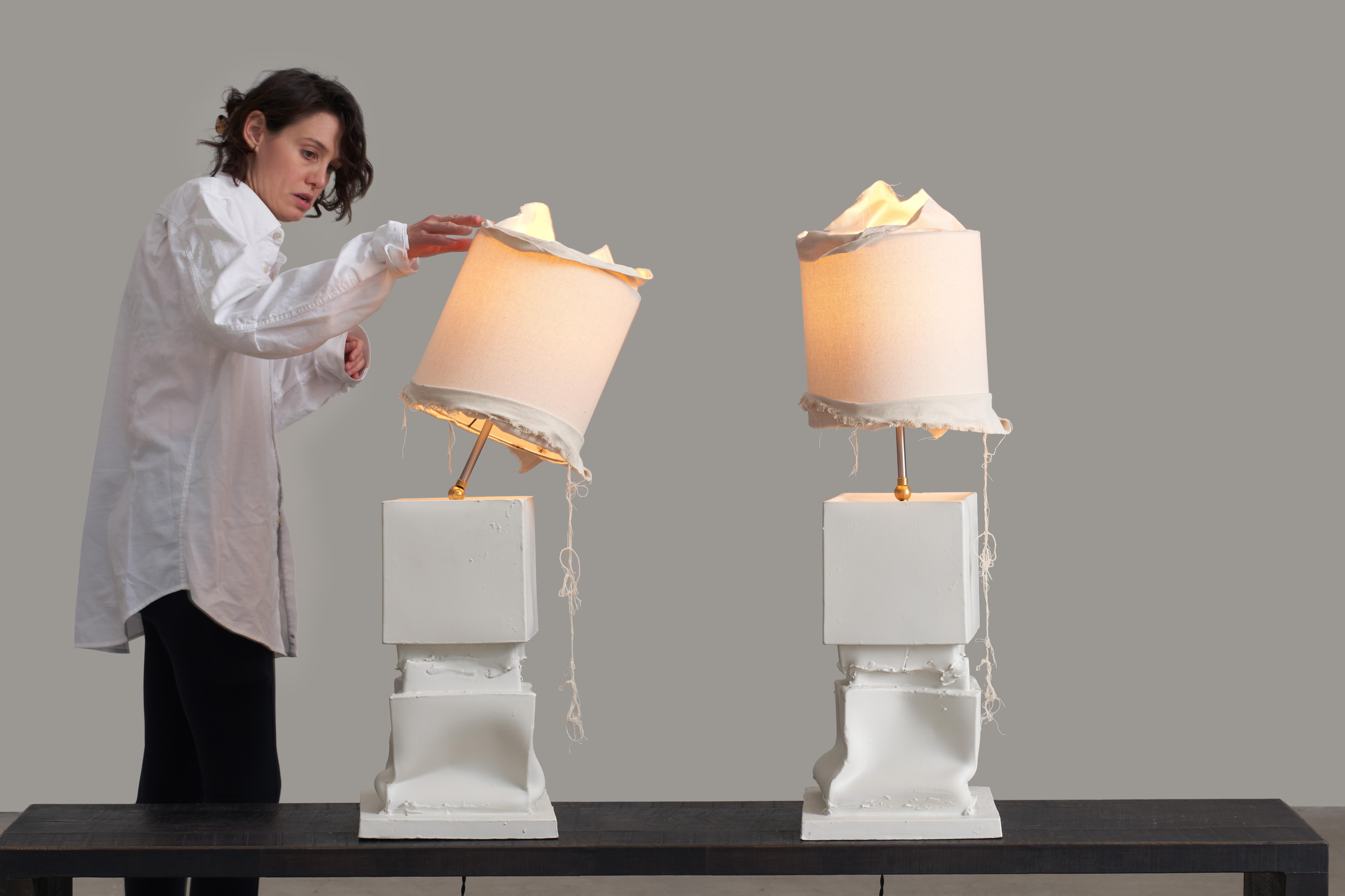Grande lampada da terra/da tavolo in ceramica bianca, paralume in tela naturale. Prodotto in Italia in vendita 7