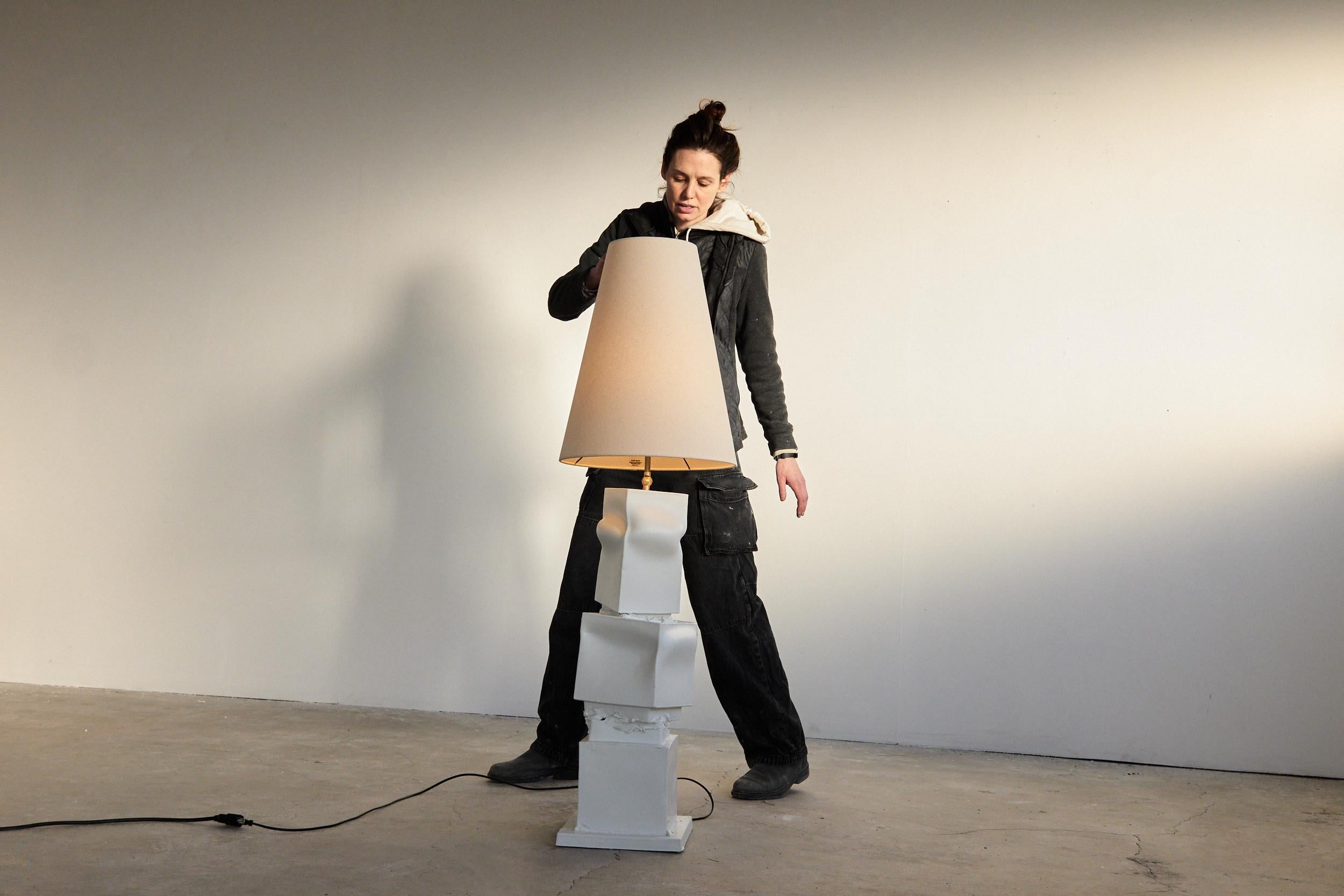 La lampada Marostica+Marostica+Brenta fa parte di Break the Mold, un progetto dell'artista Jenna Basso Pietrobon che celebra la bellezza dell'imperfezione. Ogni lampada è completamente unica, scolpita a mano attraverso la manipolazione di molteplici