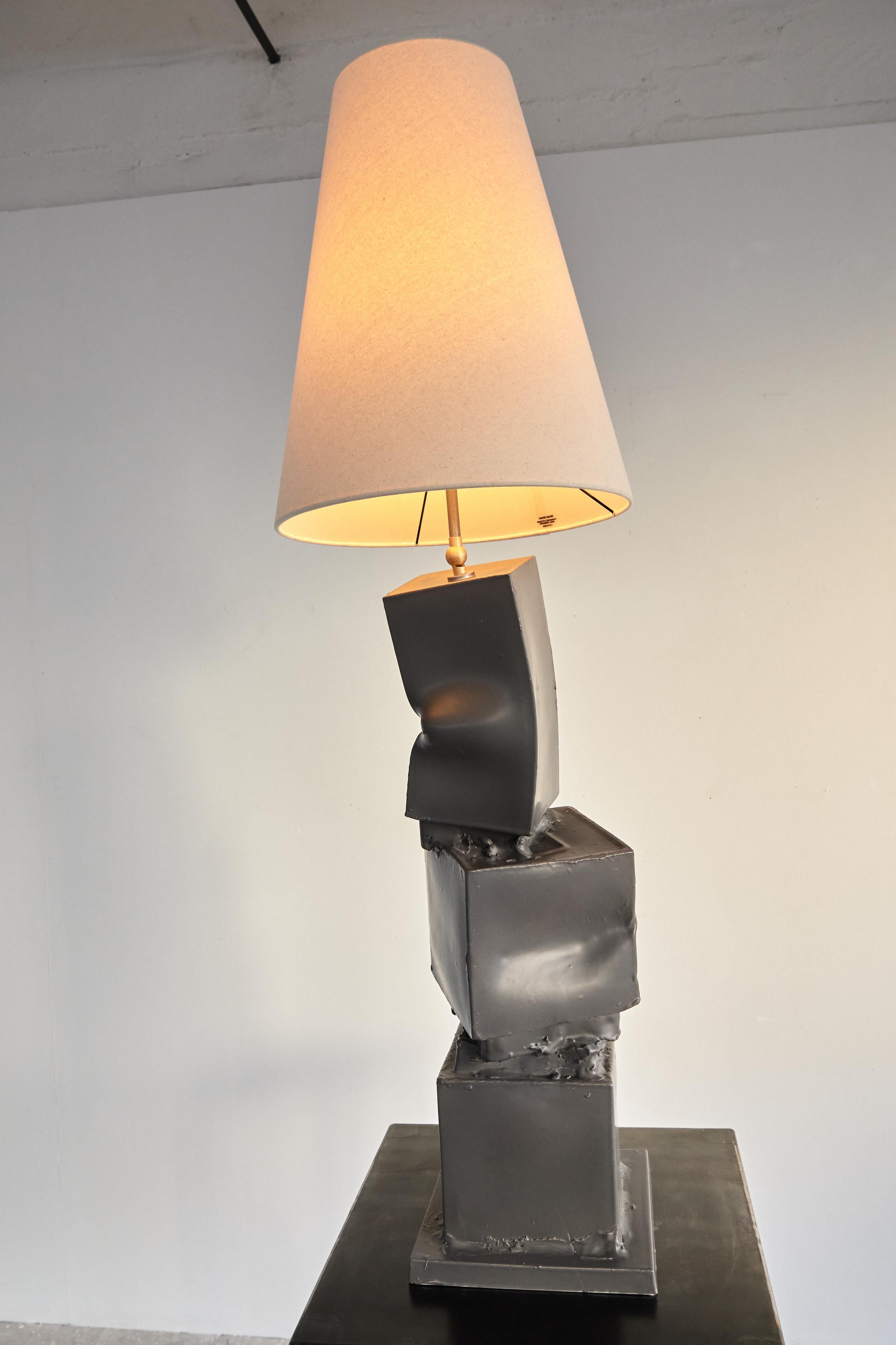 Smaltato Grande lampada da terra/da tavolo in ceramica bianca, paralume in tela naturale. Prodotto in Italia in vendita