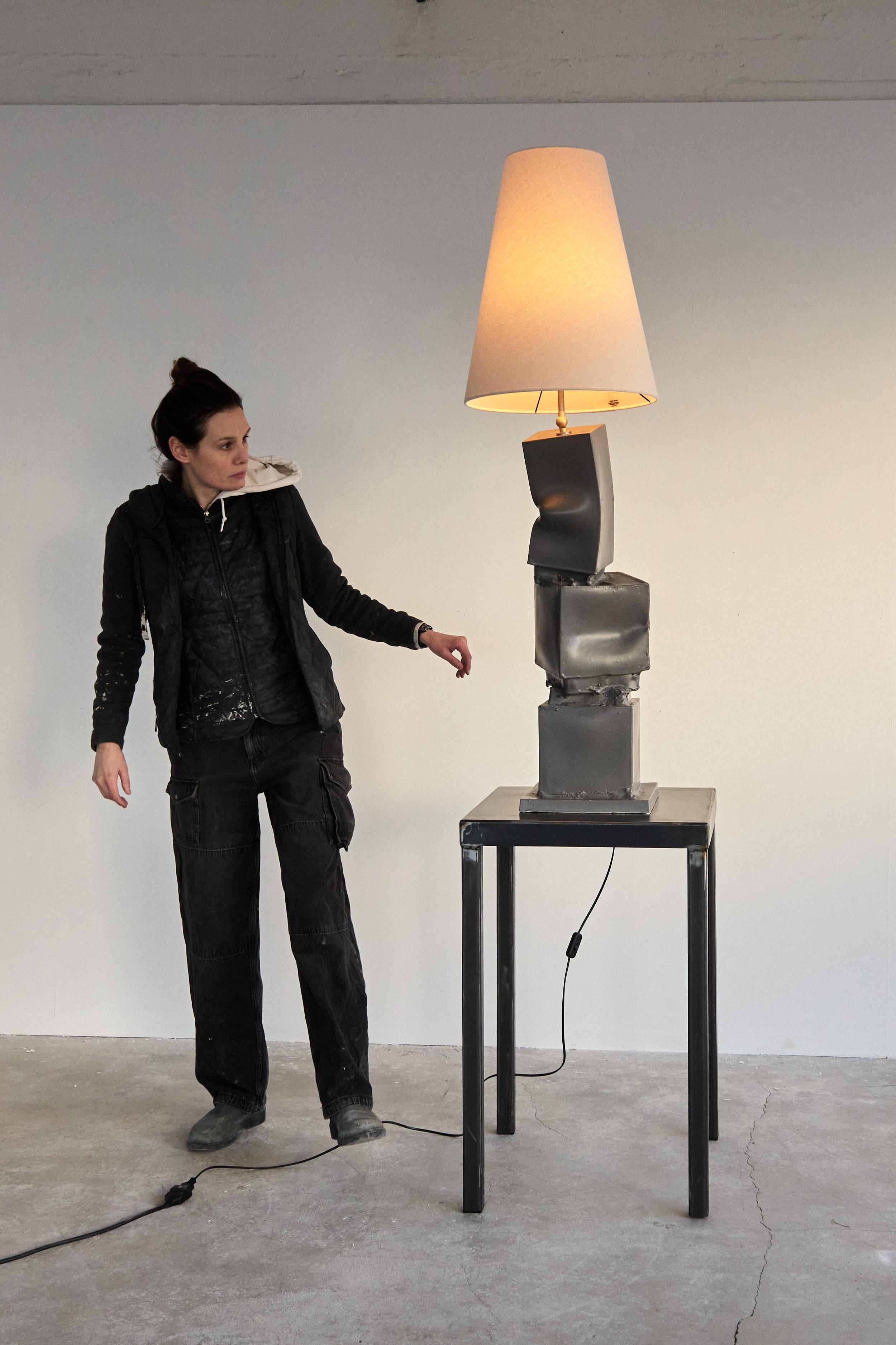 Grande lampada da terra/da tavolo in ceramica bianca, paralume in tela naturale. Prodotto in Italia In condizioni Nuovo in vendita a New York, NY